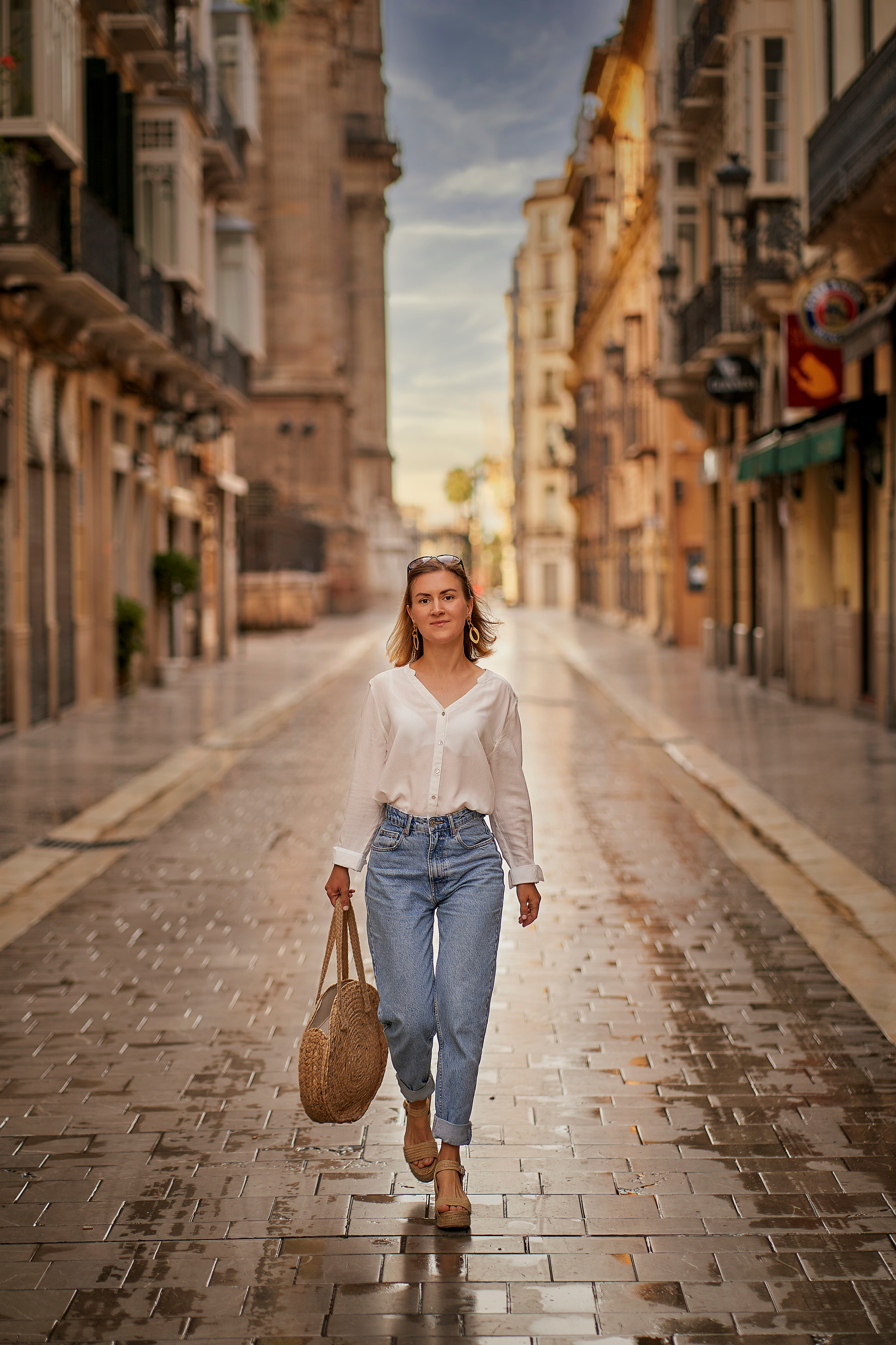 Suzanna street photo. Fotógrafo de bodas y familias en España, Málaga, Marbella