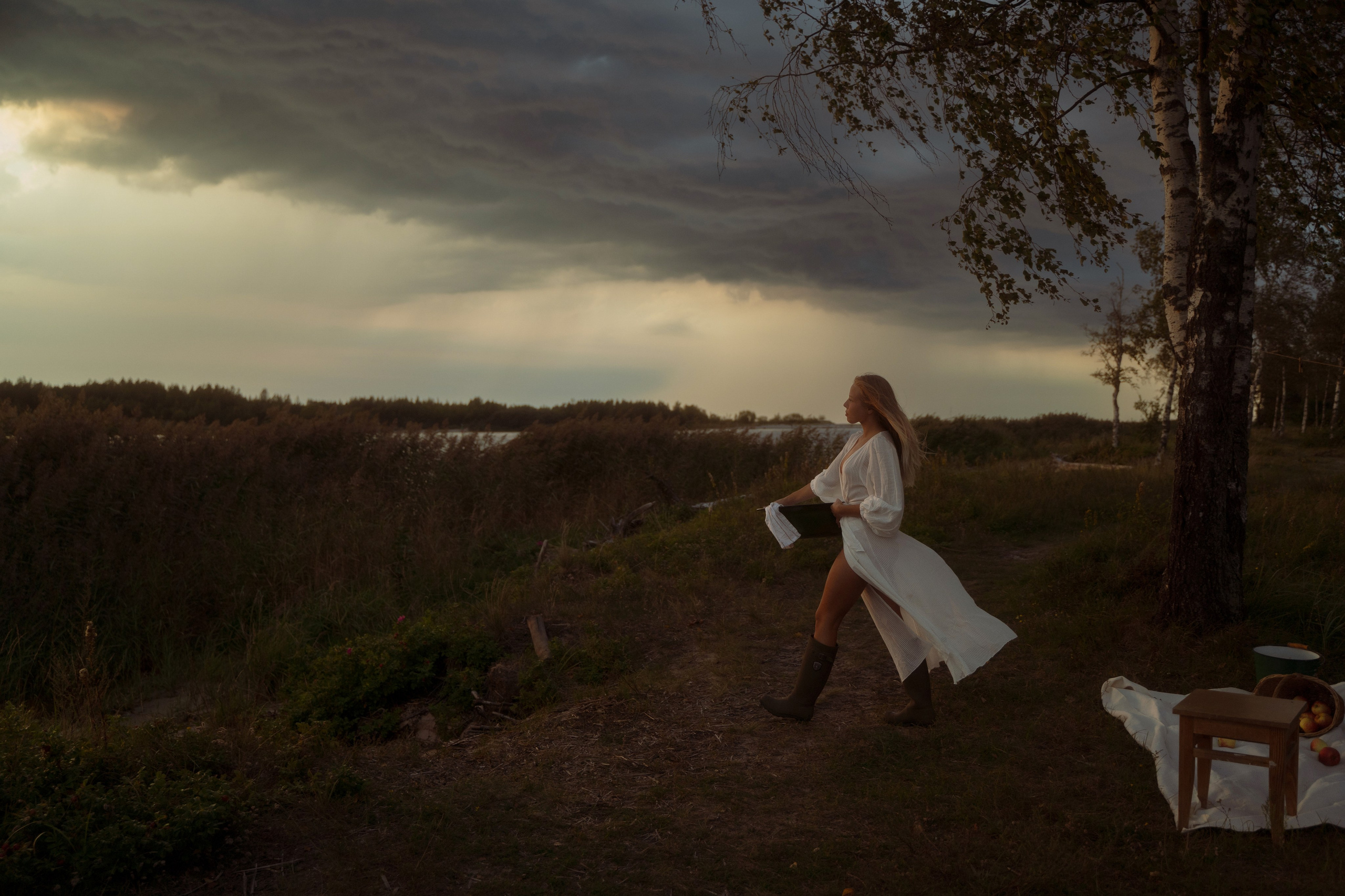 Storm, linen and milk