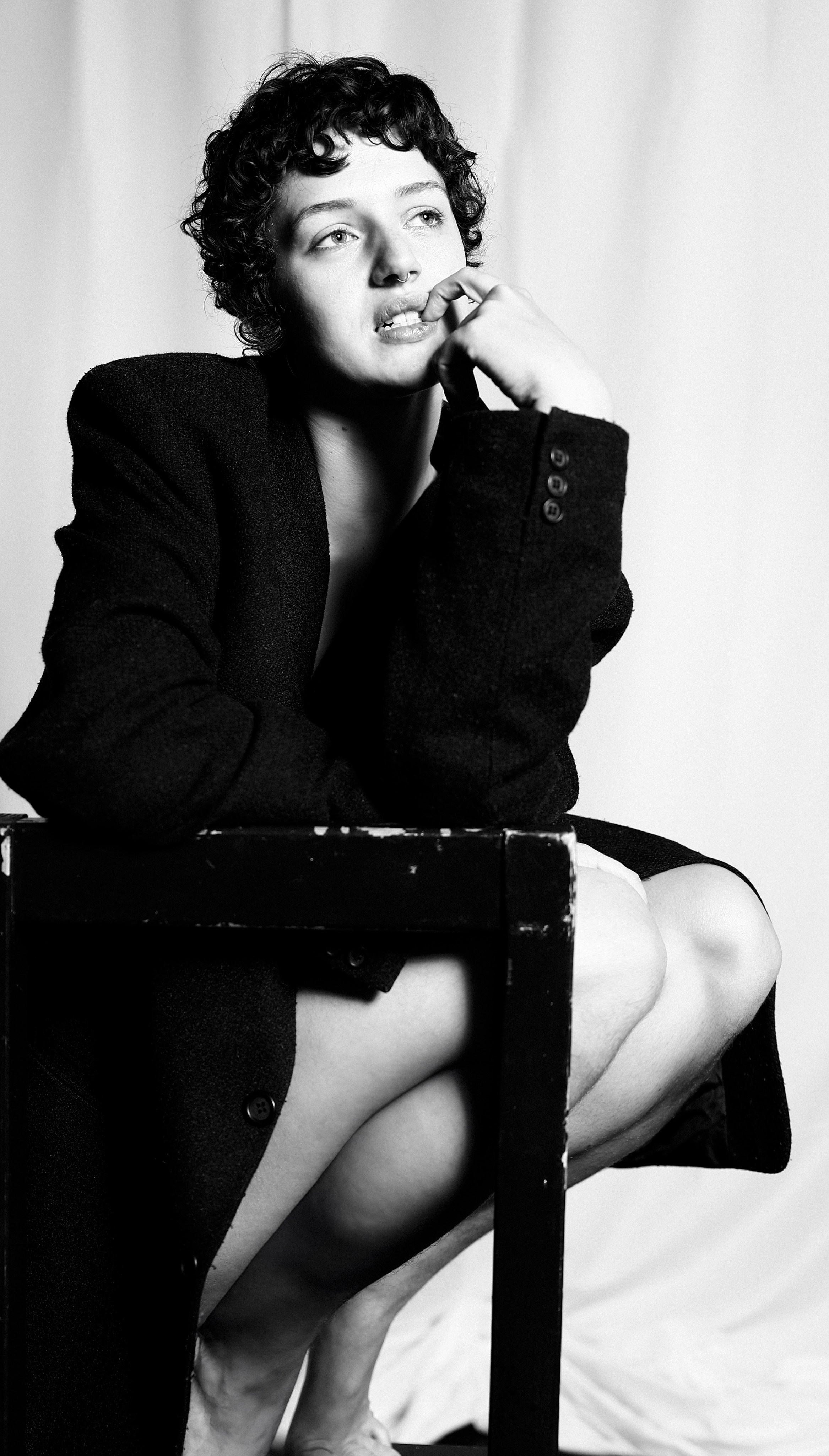 Schwarzweiß-Portrait einer Tänzerin sitzend auf dem Stuhl in Studio Salzburg 