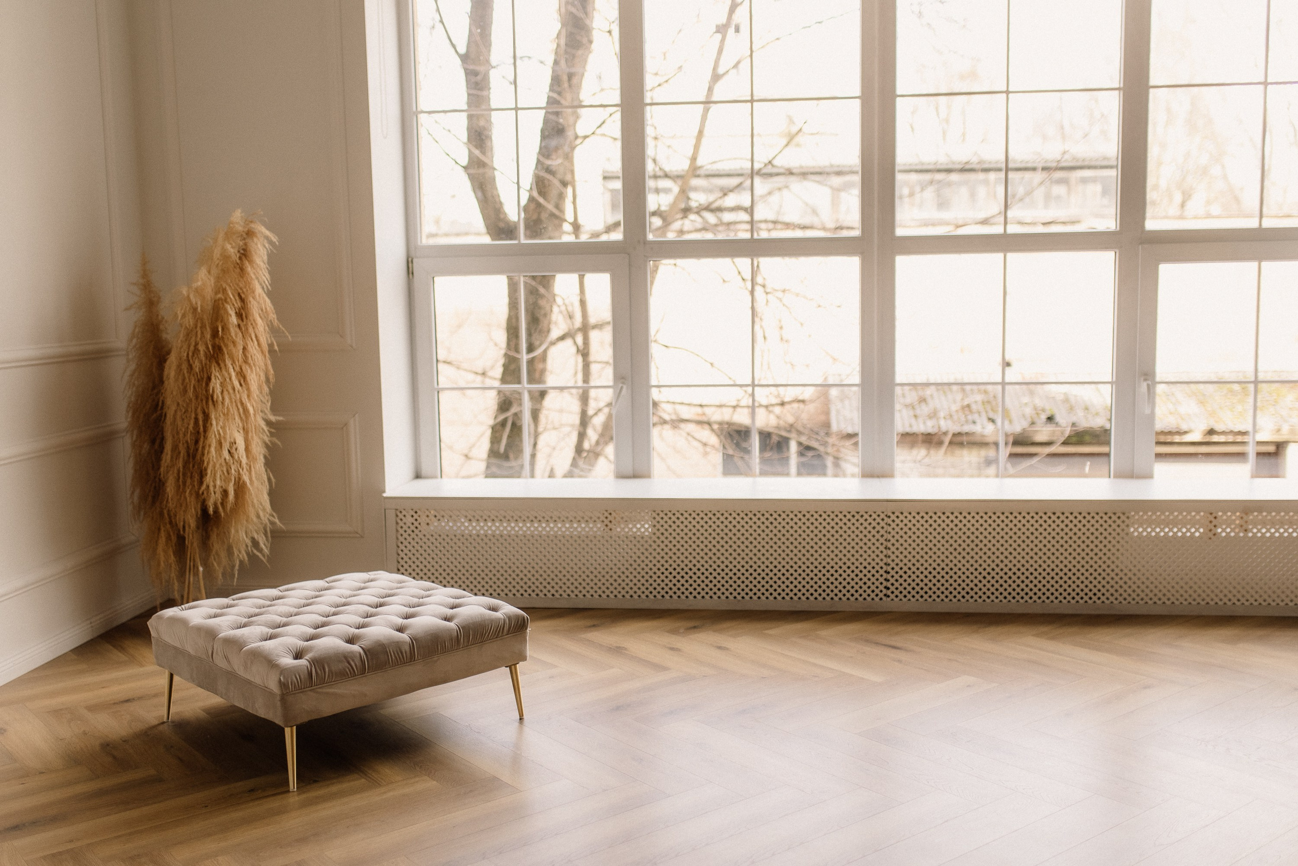 Mūsdienīgs fotostudijas interjers ar mākslīgo un dabisko apgaismojumu