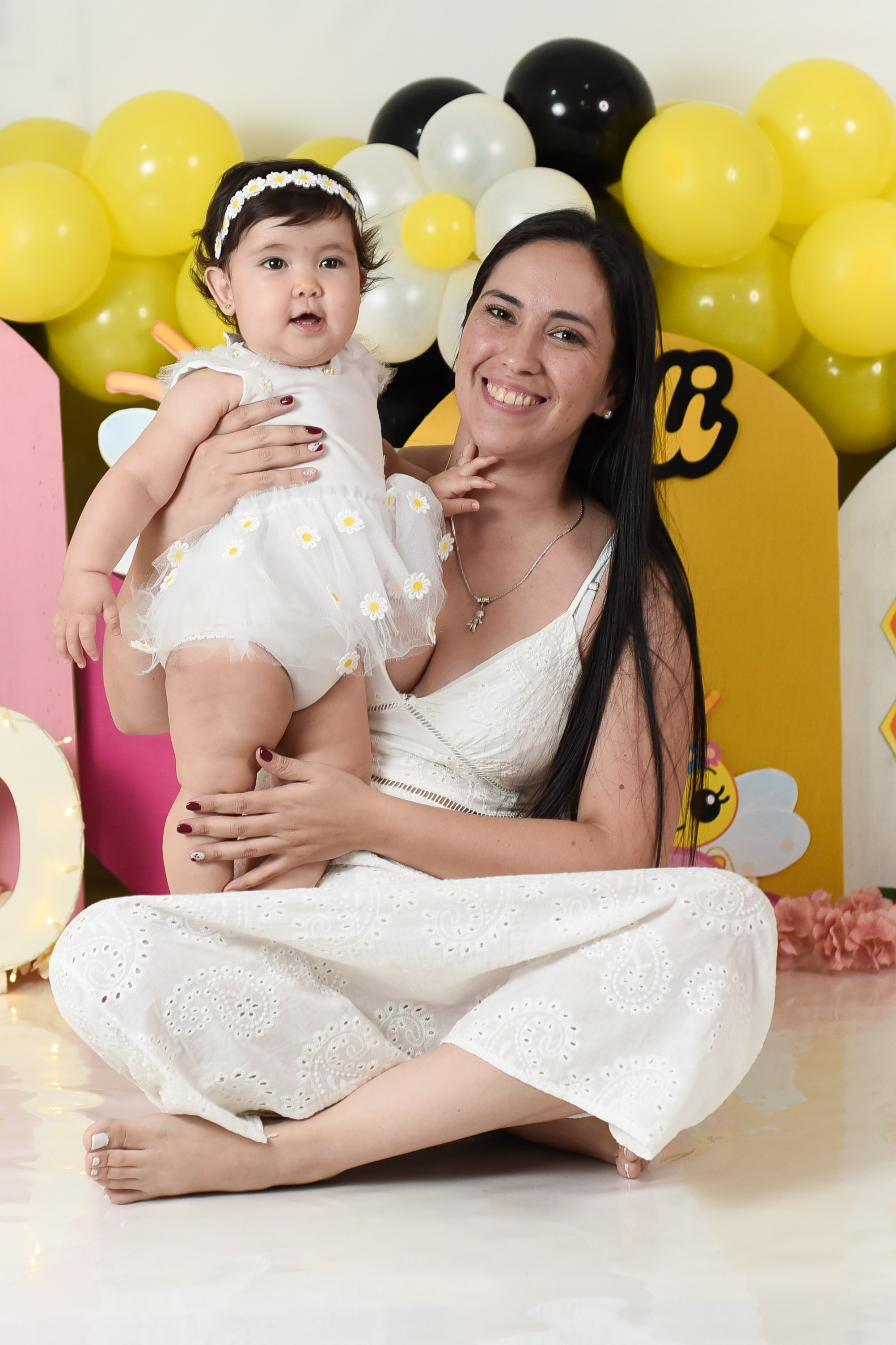 Sesión 1er añito de Juli. Temática: Abejita de Plim Plim +  Mini Sesión Navideña. Fotografo de casamiento en misiones y fotógrafo de familia  Posadas