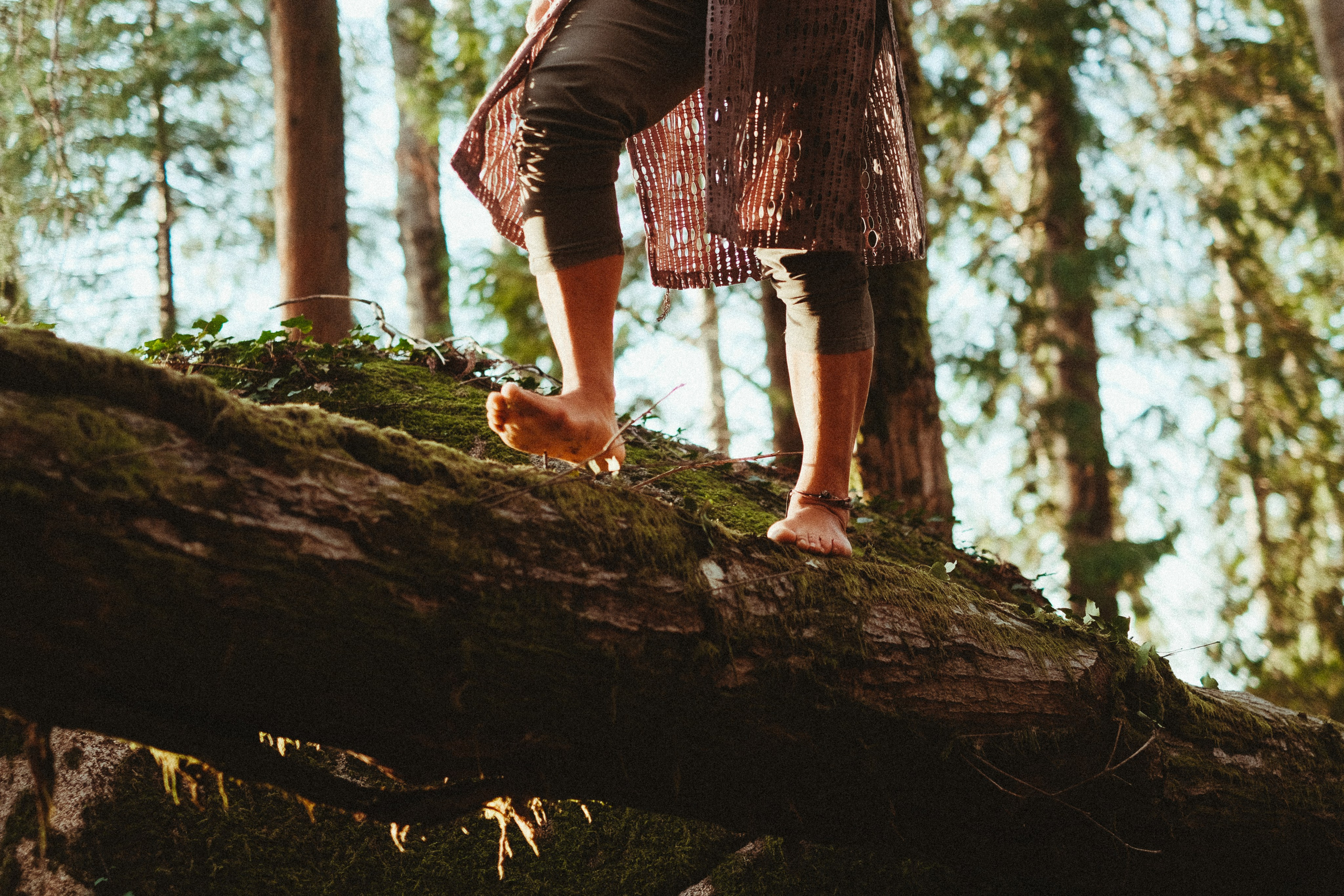 boho inspired pre wedding session surrounded by trees in Portugal