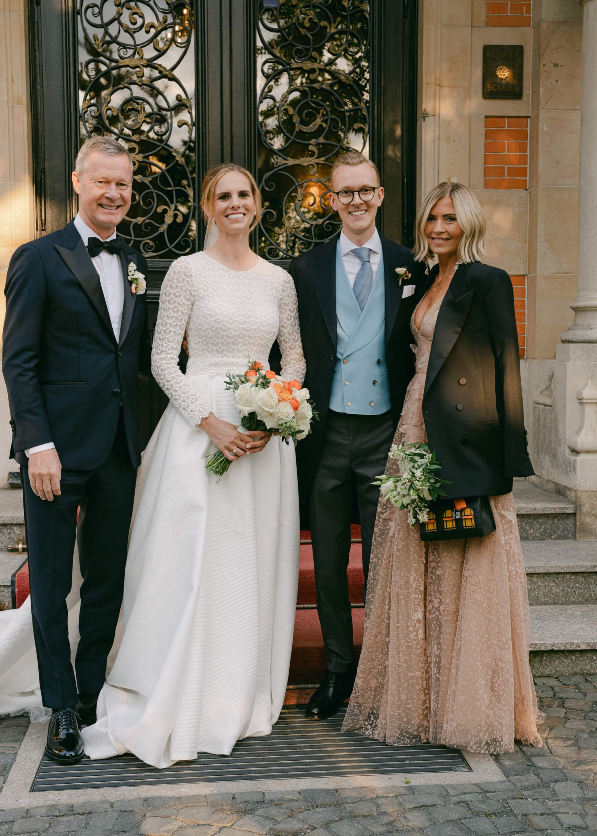 Bride and groom with wedding guests, group portrait at Villa Rothschild garden, luxury wedding Frankfurt