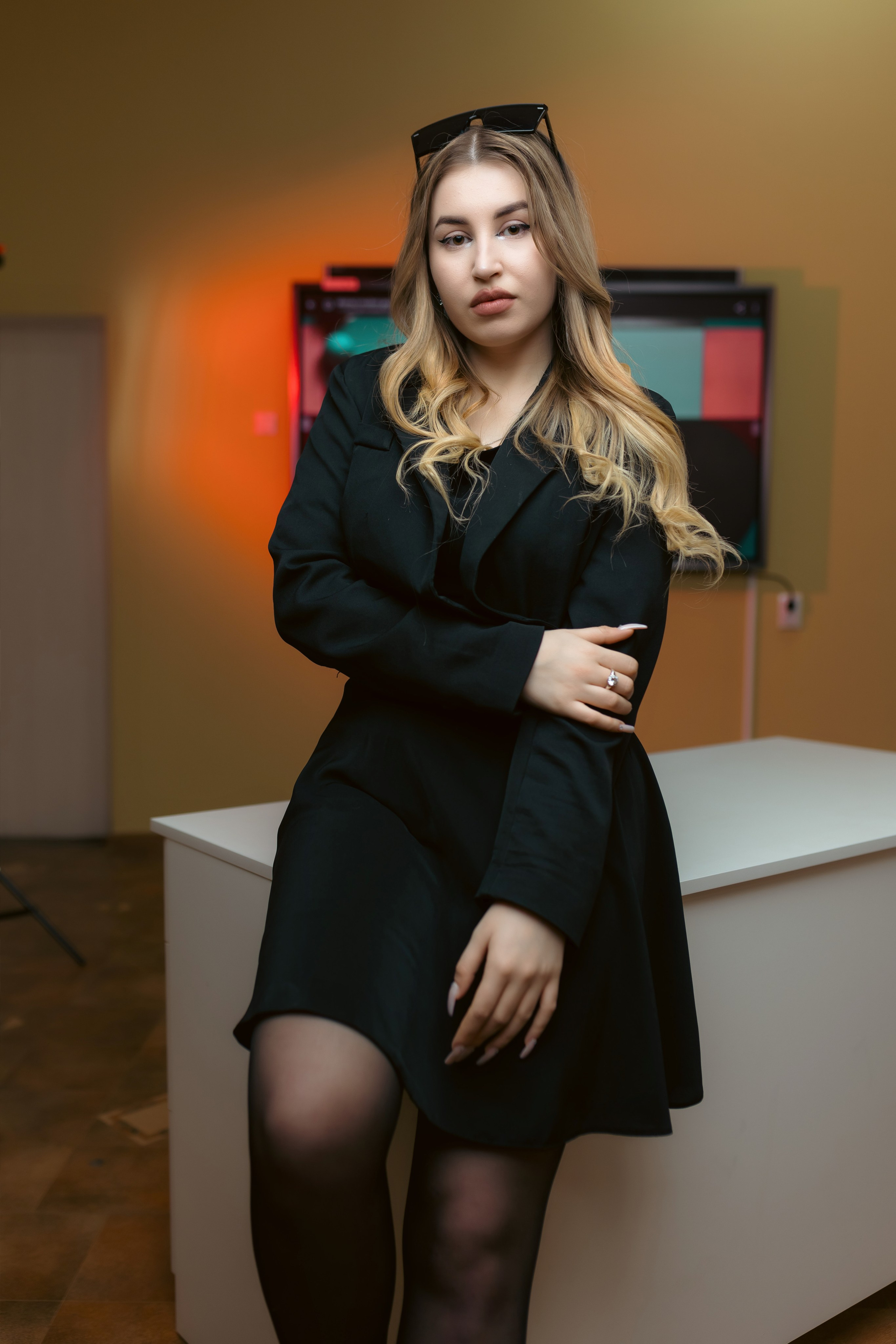 Elev absolvent în costum elegant, fotografie pentru album Estudent