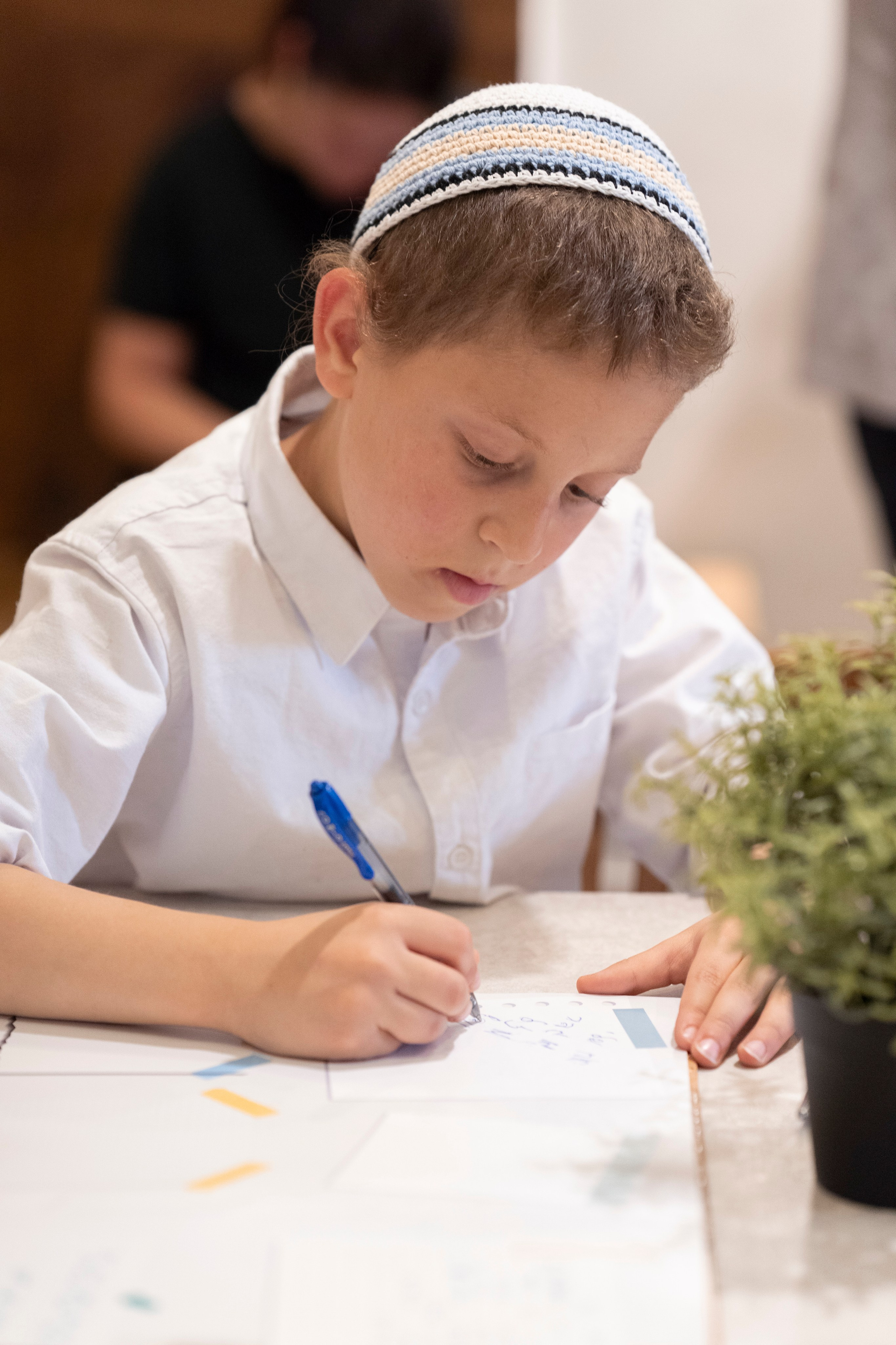 הנחת התפילין רפאל לוי. יוסף מזרחי צילום חתונה, ברית וזוגיות. צלם מקצועי שאוהב להוציא אתכם הכי יפים ברגעים הכי מרגשים