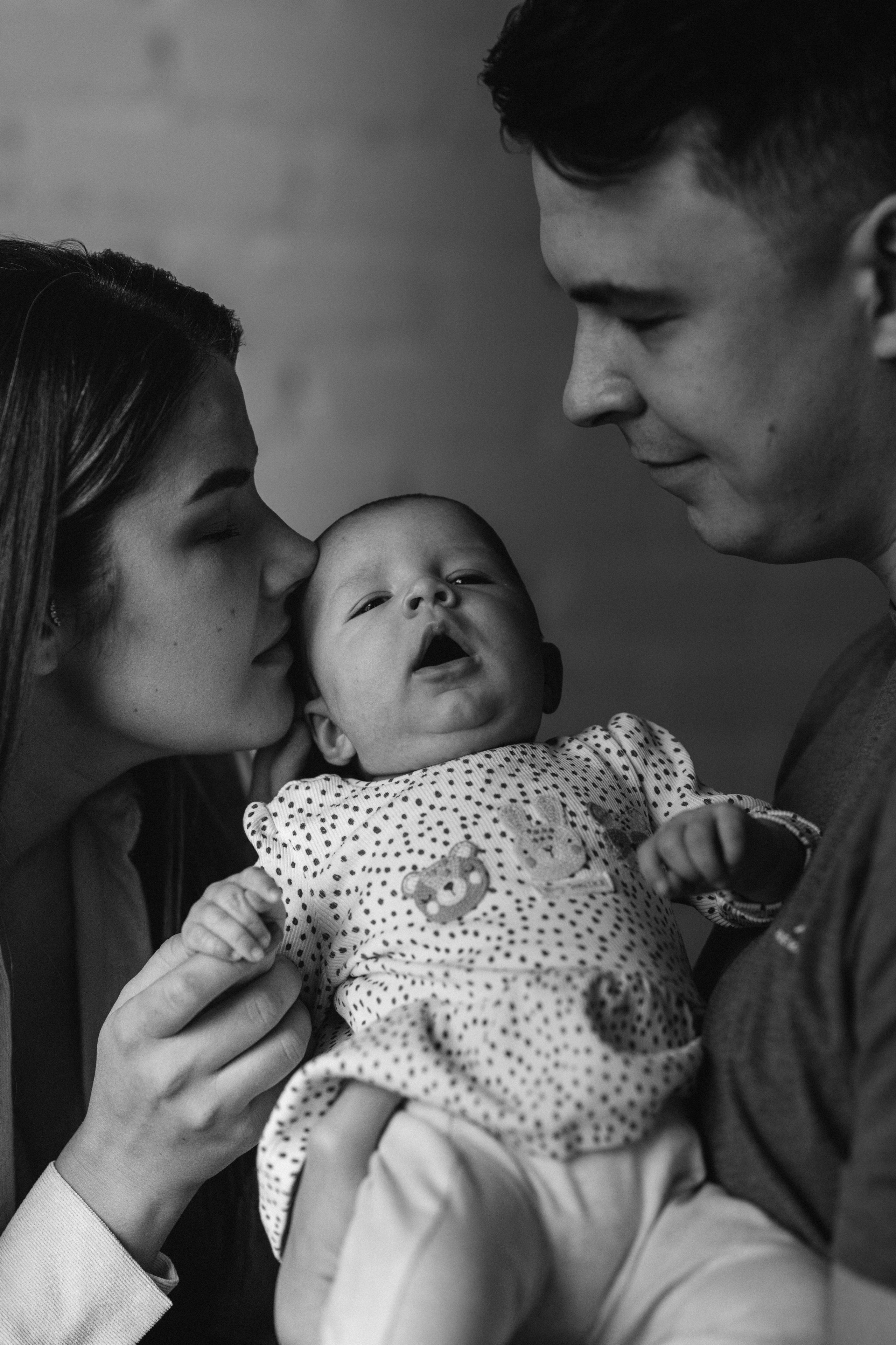 Family, bnw, photoshoot. Wedding and potrait photographer in Helsinki Vickan O