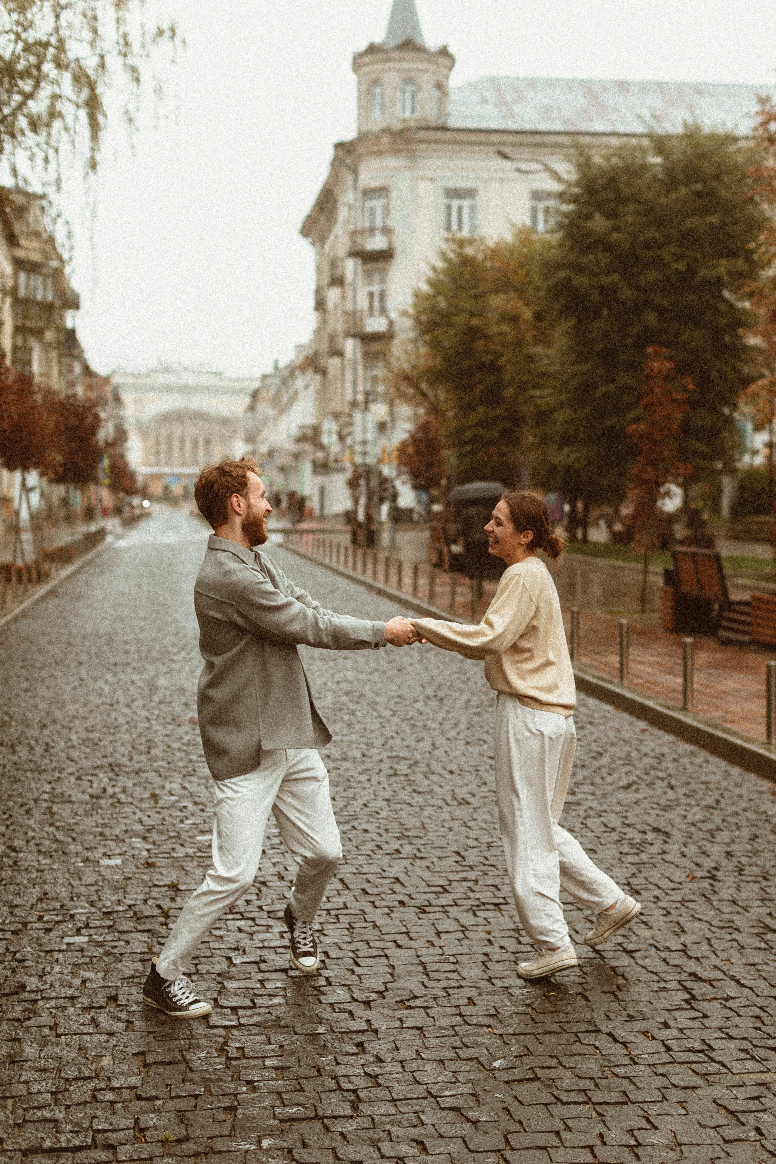 Liam & Emma: romantic rainy day photo session. Alice Bell — Wedding photographer in New York