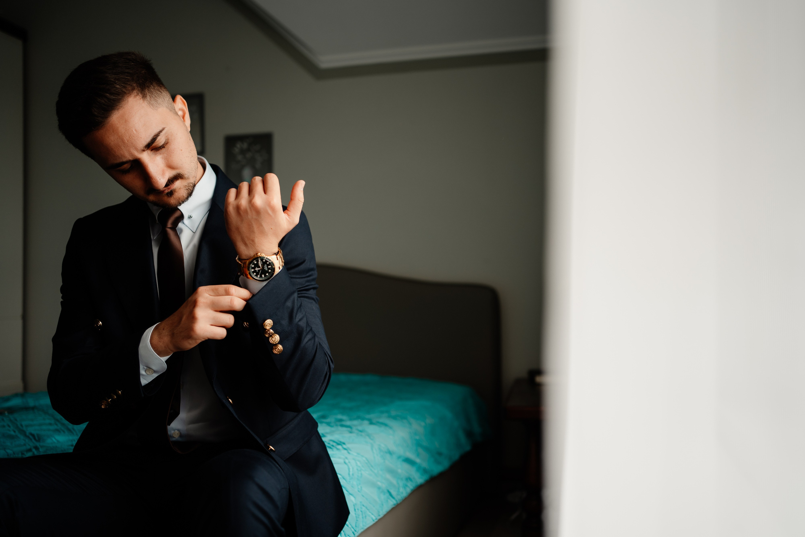 Moment emoționant între miri în ziua nunții, surprins într-un cadru natural și romantic, la Reina Events. Fotografie de nuntă profesională, editată artistic pentru a evidenția emoția și eleganța evenimentului.