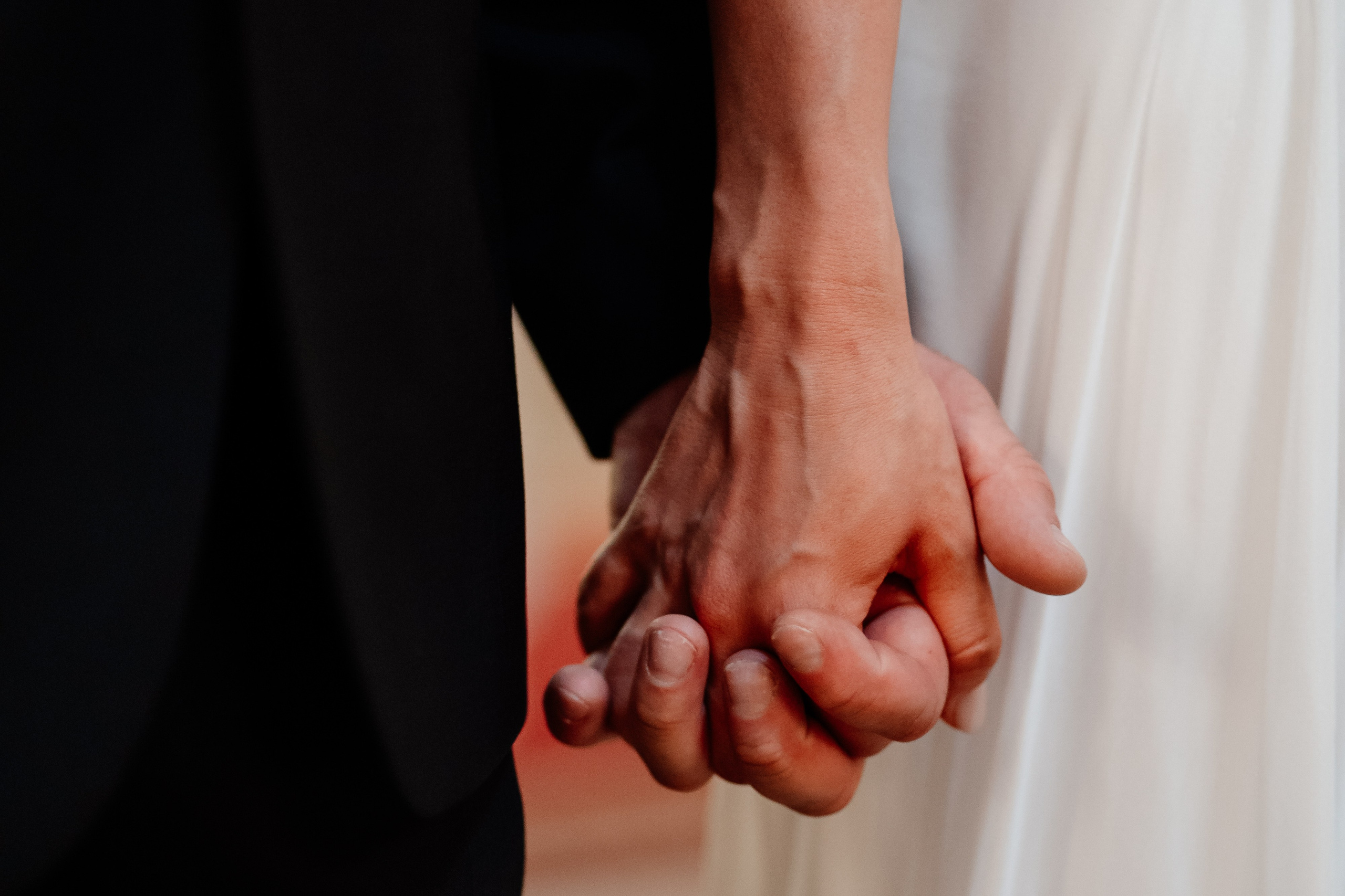 Moment emoționant între miri în ziua nunții, surprins într-un cadru natural și romantic, la Bokka Buftea. Fotografie de nuntă profesională, editată artistic pentru a evidenția emoția și eleganța evenimentului.