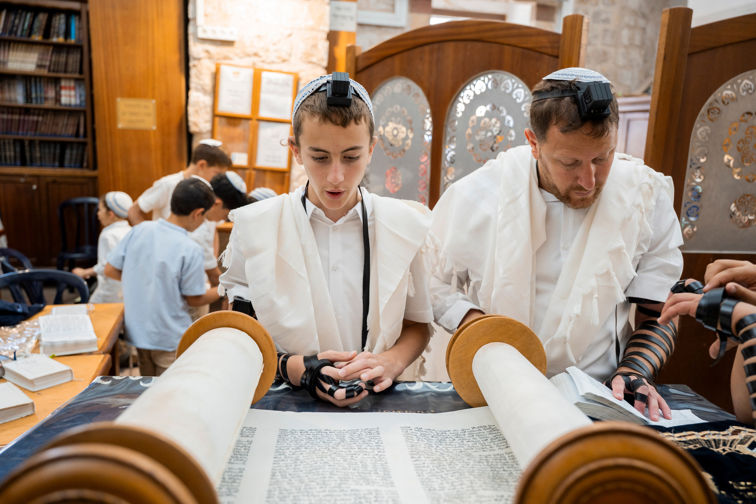 הנחת התפילין רפאל לוי. יוסף מזרחי צילום חתונה, ברית וזוגיות. צלם מקצועי שאוהב להוציא אתכם הכי יפים ברגעים הכי מרגשים