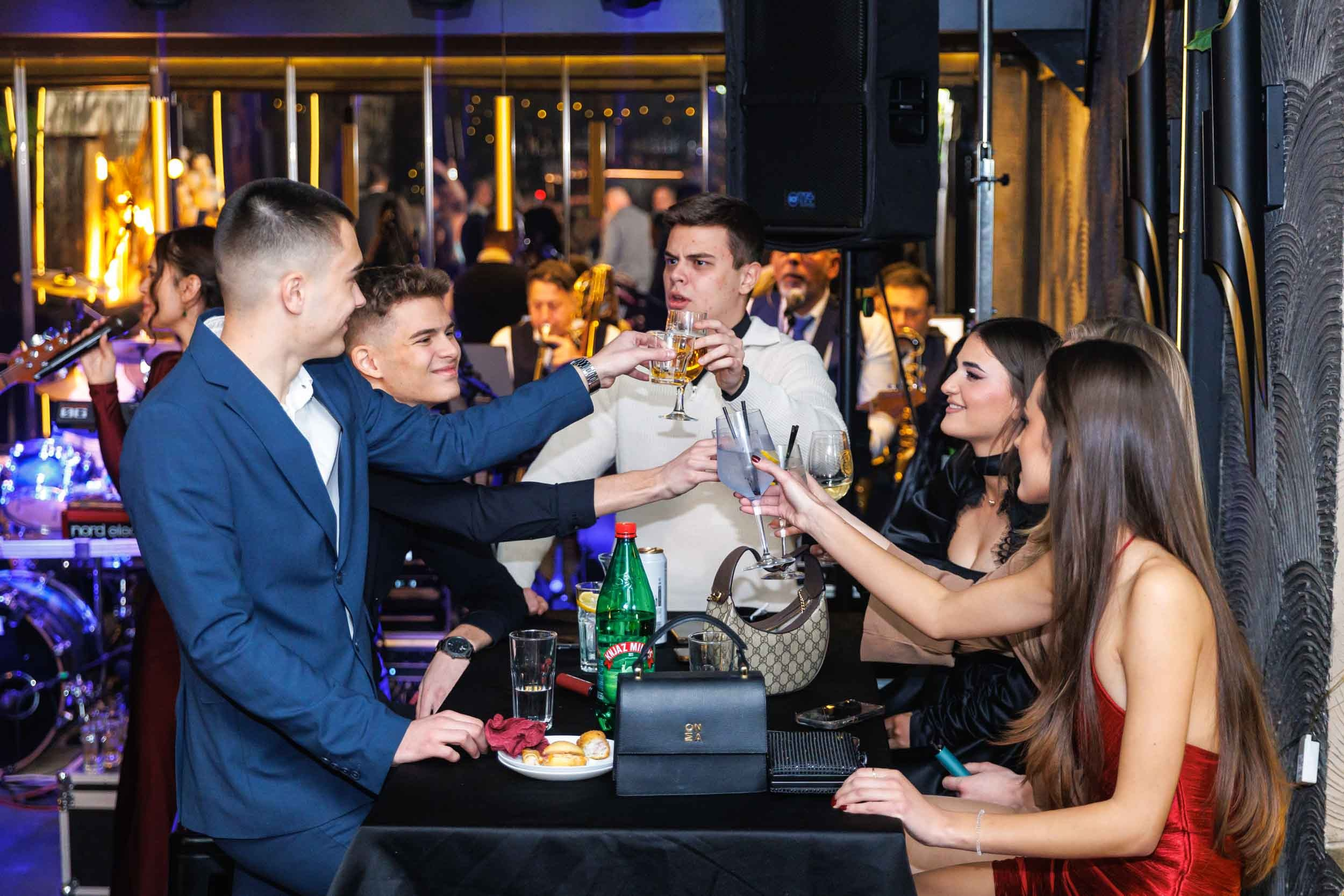 Autentična atmosfera i euforija na proslavi punoletstva, profesionalno fotografisanje modernog 18. rođendana u Novom Sadu.