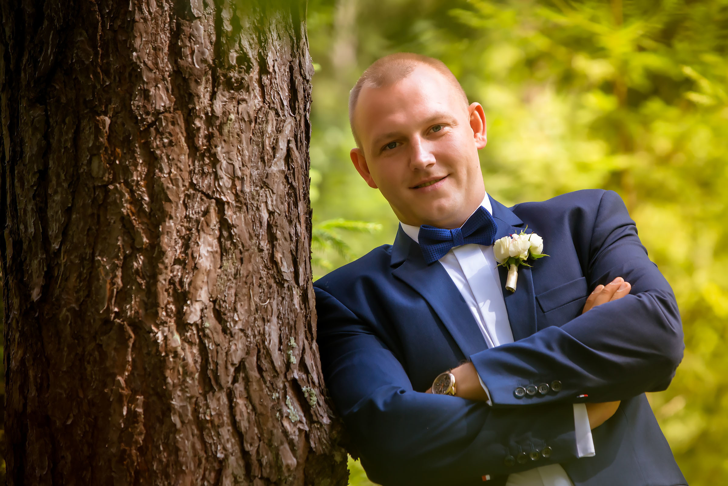 Фотосессия свадьбы в лесу и театре. Фотограф Ромуальд Рубенис и Артемий Сташанс