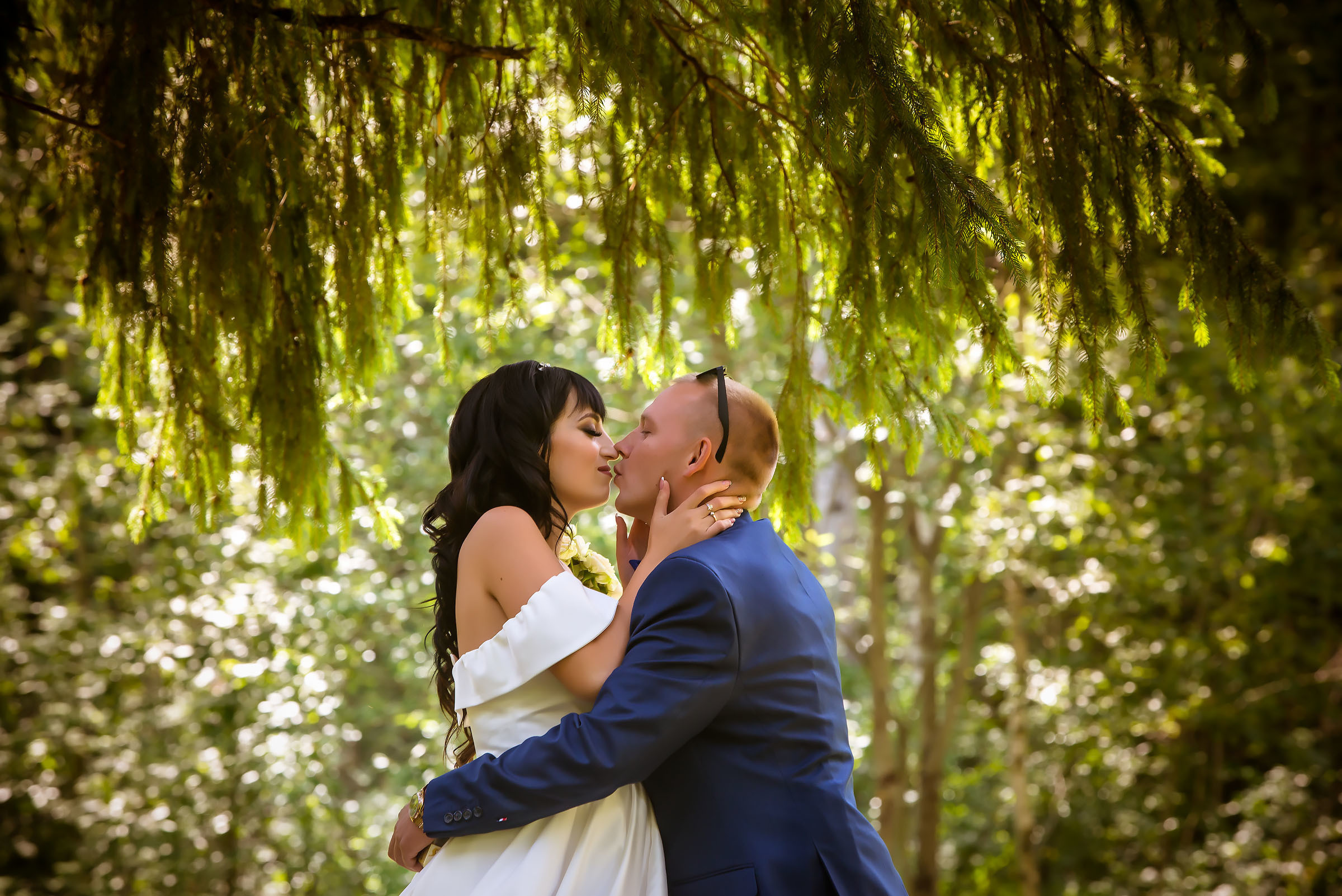 Фотосессия свадьбы в лесу и театре. Фотограф Ромуальд Рубенис и Артемий Сташанс