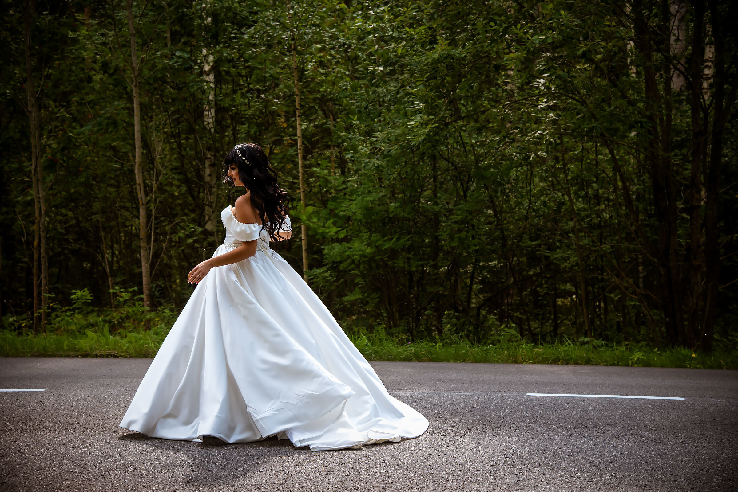 Фотосессия свадьбы в лесу и театре. Фотограф Ромуальд Рубенис и Артемий Сташанс