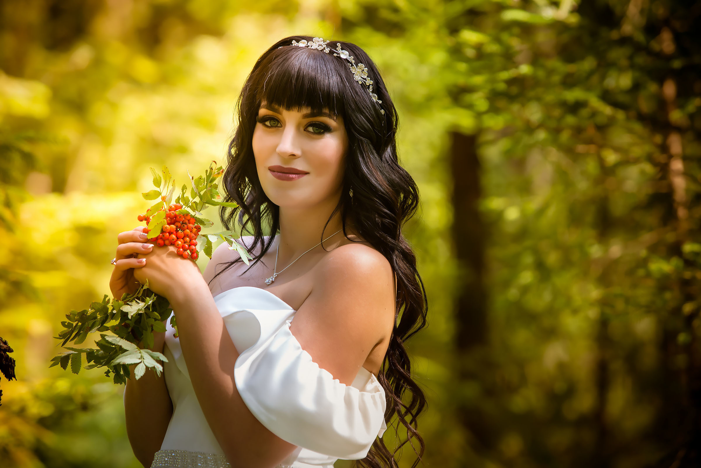 Фотосессия свадьбы в лесу и театре. Фотограф Ромуальд Рубенис и Артемий Сташанс