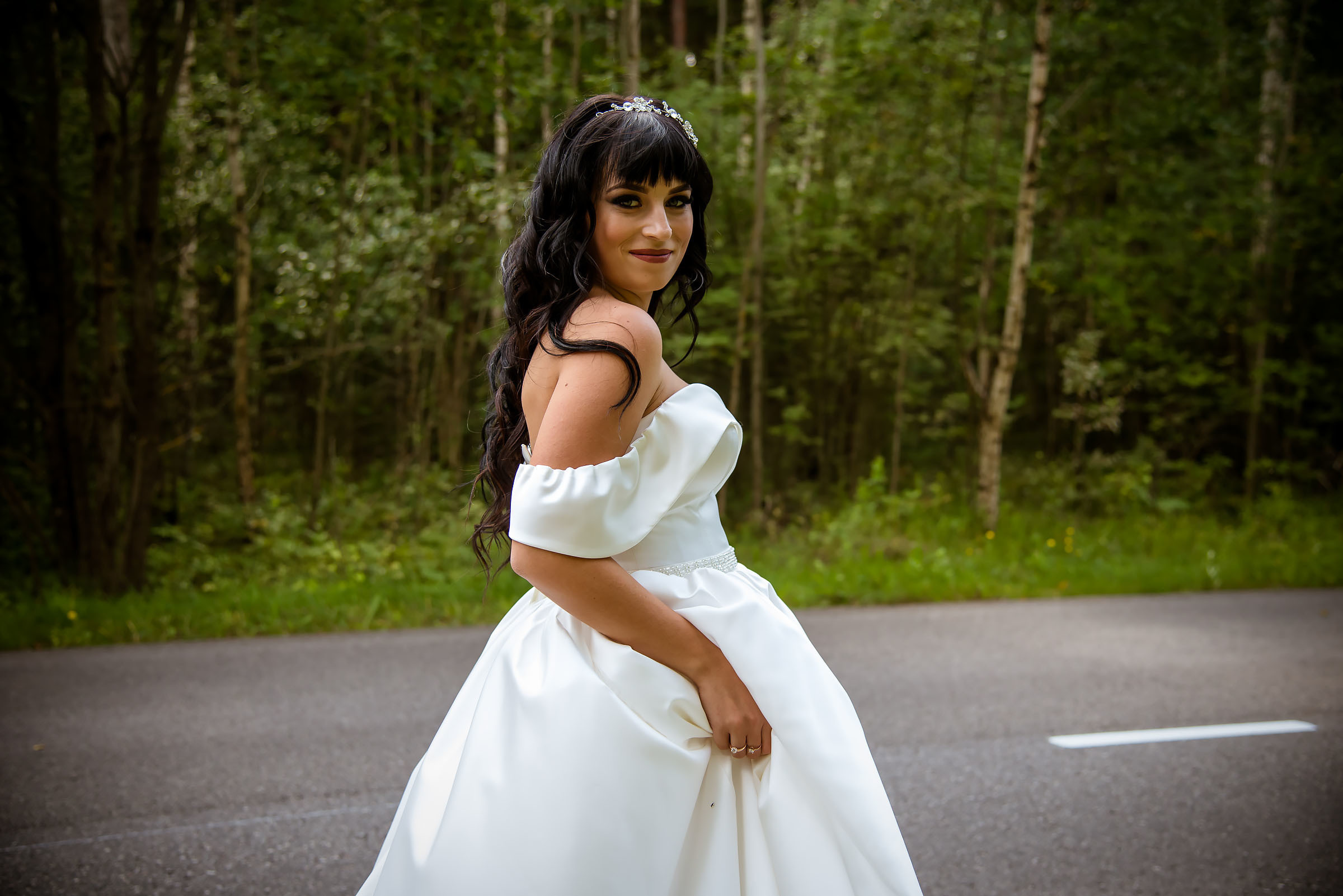 Фотосессия свадьбы в лесу и театре. Фотограф Ромуальд Рубенис и Артемий Сташанс