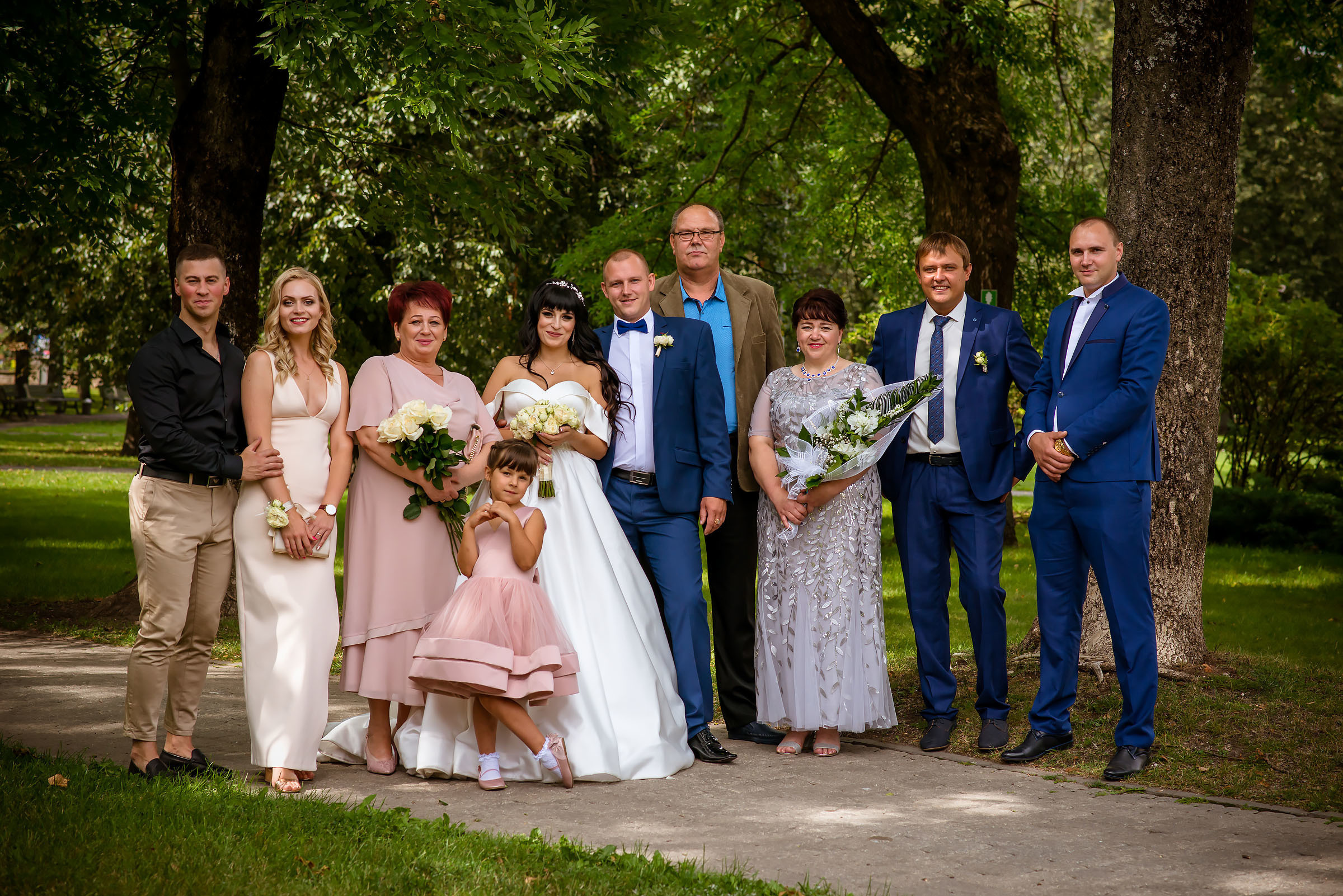 Фотосессия свадьбы в лесу и театре. Фотограф Ромуальд Рубенис и Артемий Сташанс