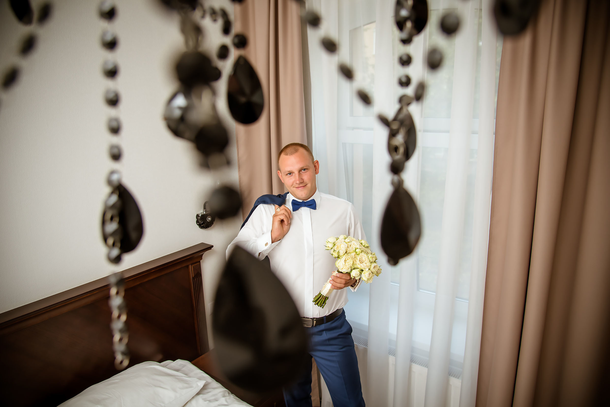 Фотосессия свадьбы в лесу и театре. Фотограф Ромуальд Рубенис и Артемий Сташанс