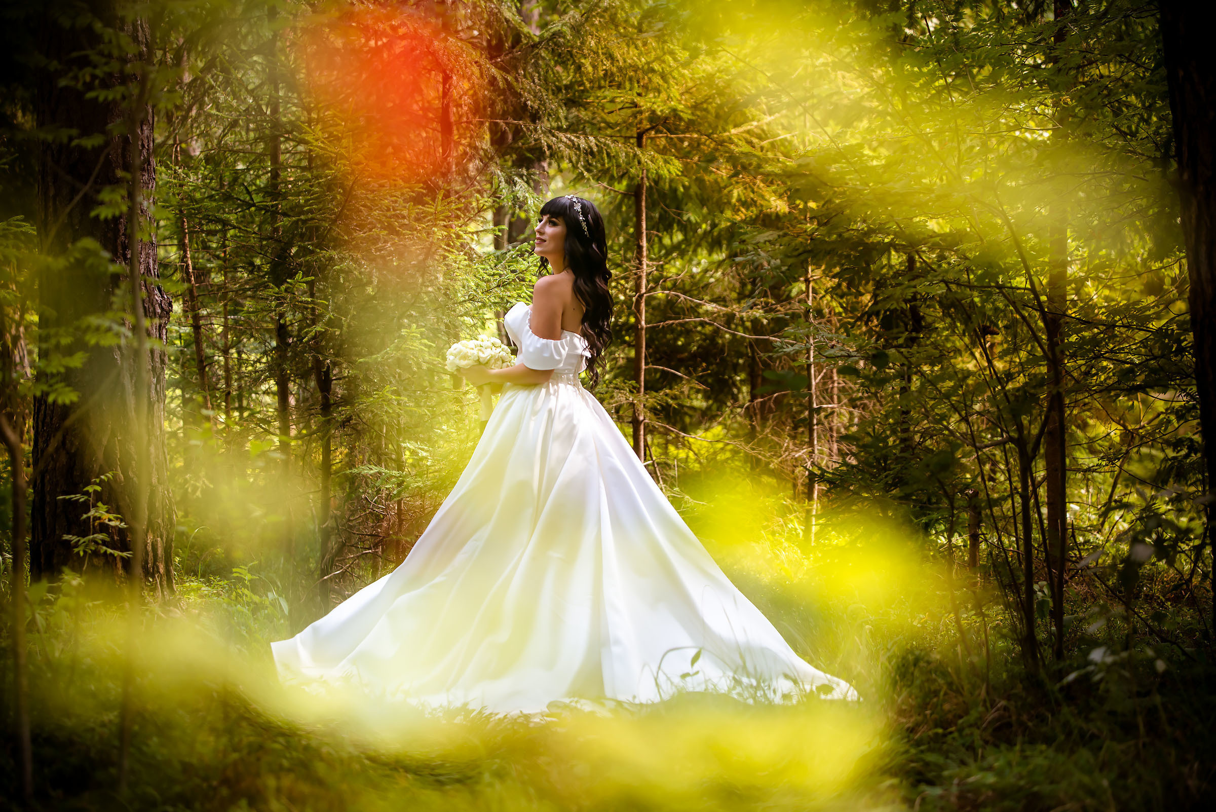 Фотосессия свадьбы в лесу и театре. Фотограф Ромуальд Рубенис и Артемий Сташанс