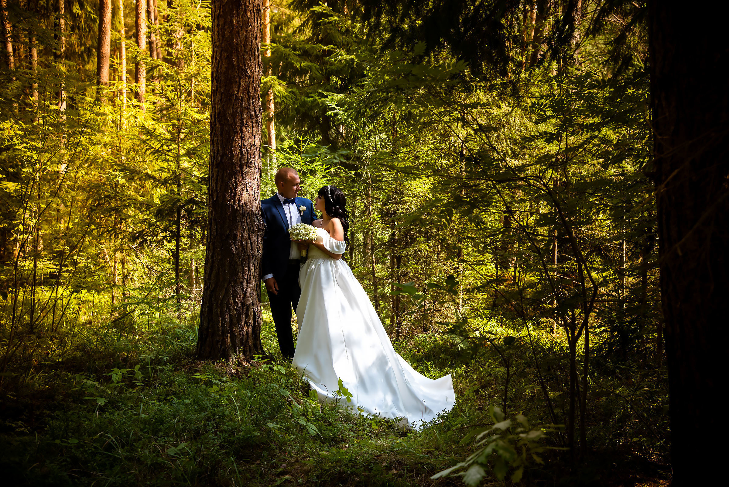 Фотосессия свадьбы в лесу и театре. Фотограф Ромуальд Рубенис и Артемий Сташанс