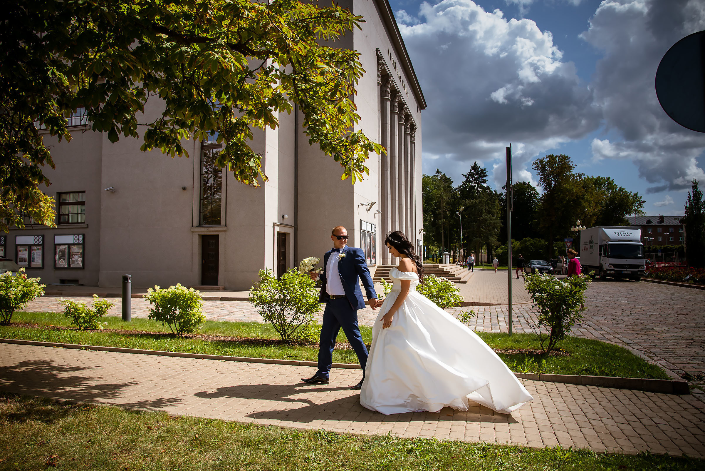 Фотосессия свадьбы в лесу и театре. Фотограф Ромуальд Рубенис и Артемий Сташанс