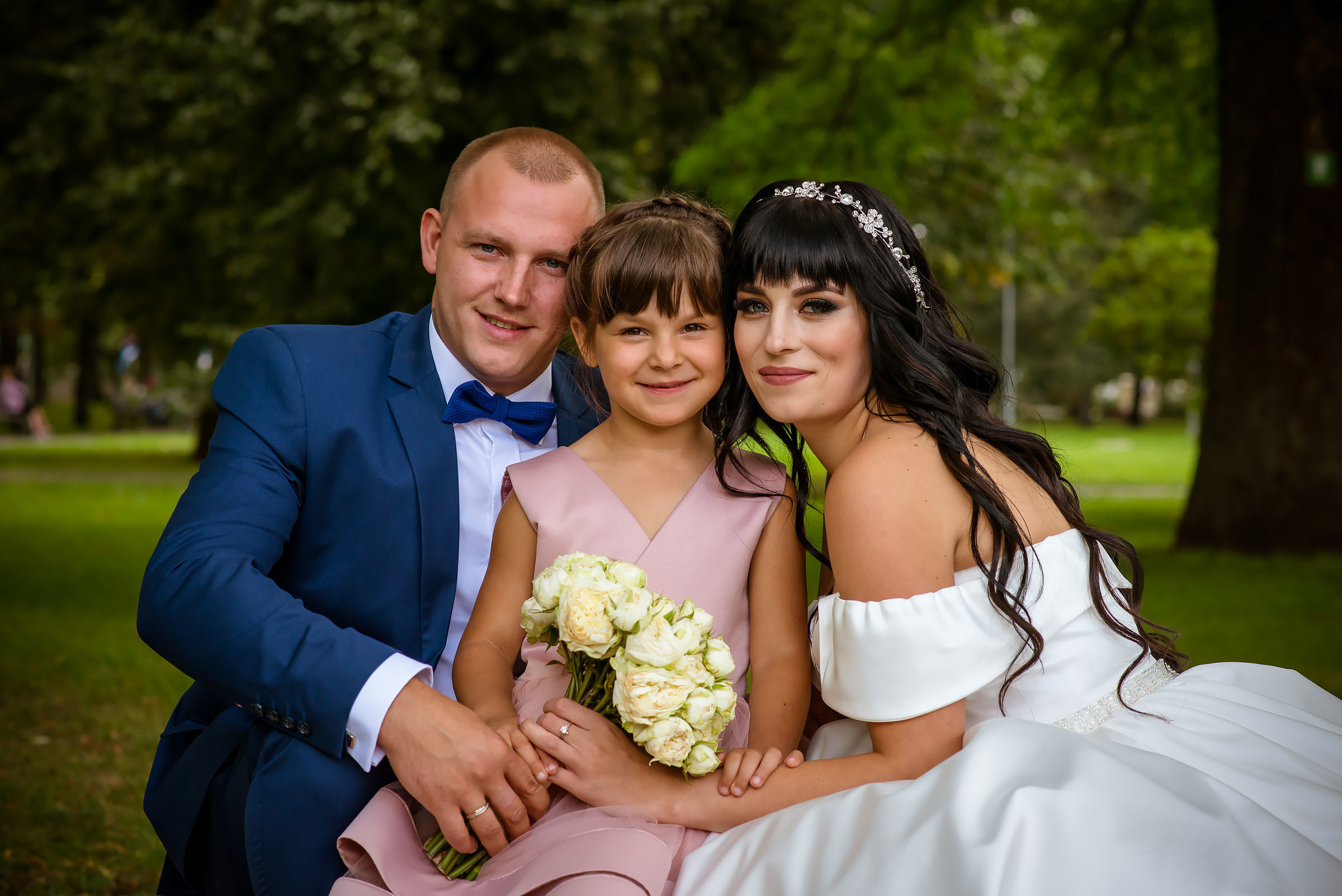 Фотосессия свадьбы в лесу и театре. Фотограф Ромуальд Рубенис и Артемий Сташанс