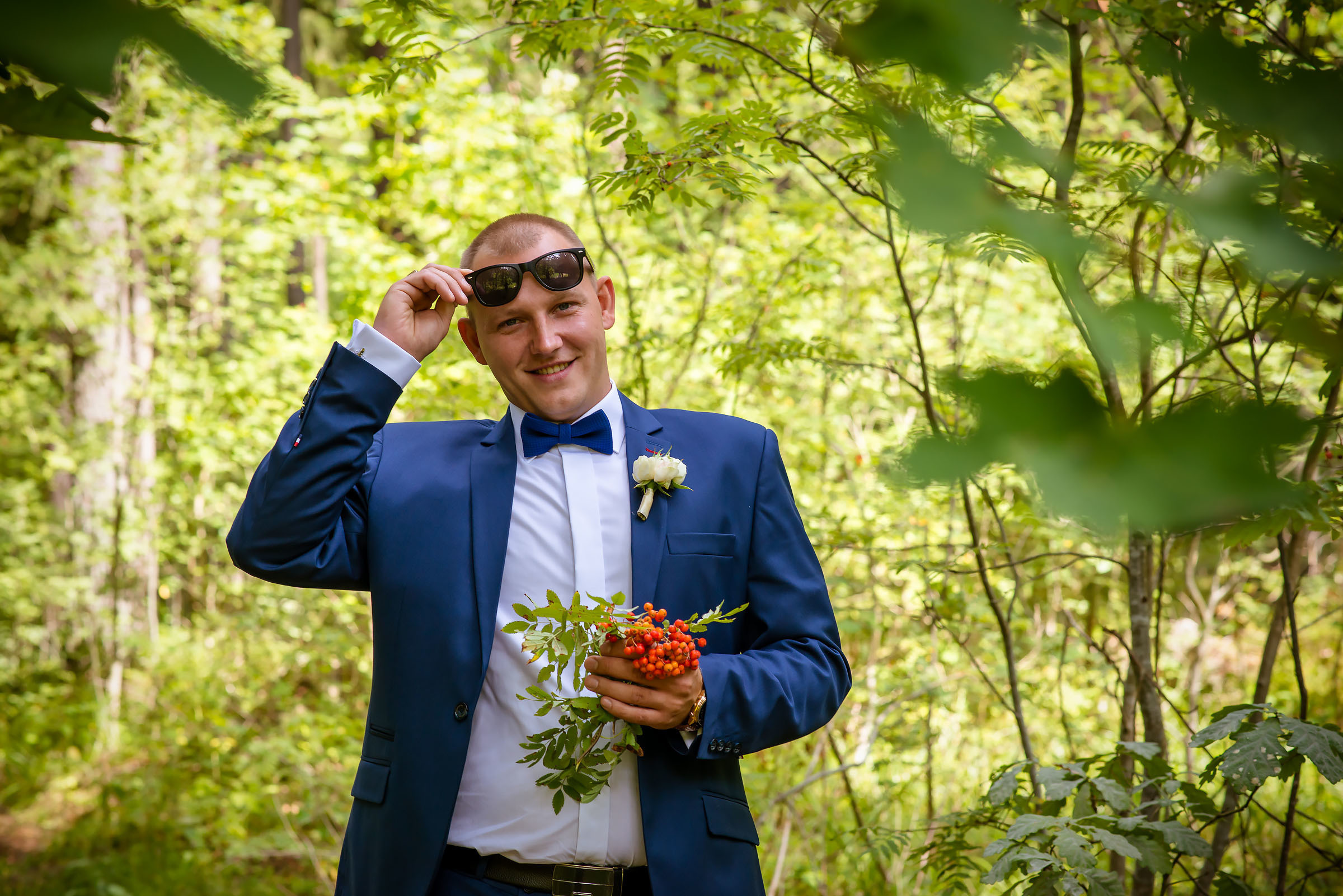 Фотосессия свадьбы в лесу и театре. Фотограф Ромуальд Рубенис и Артемий Сташанс