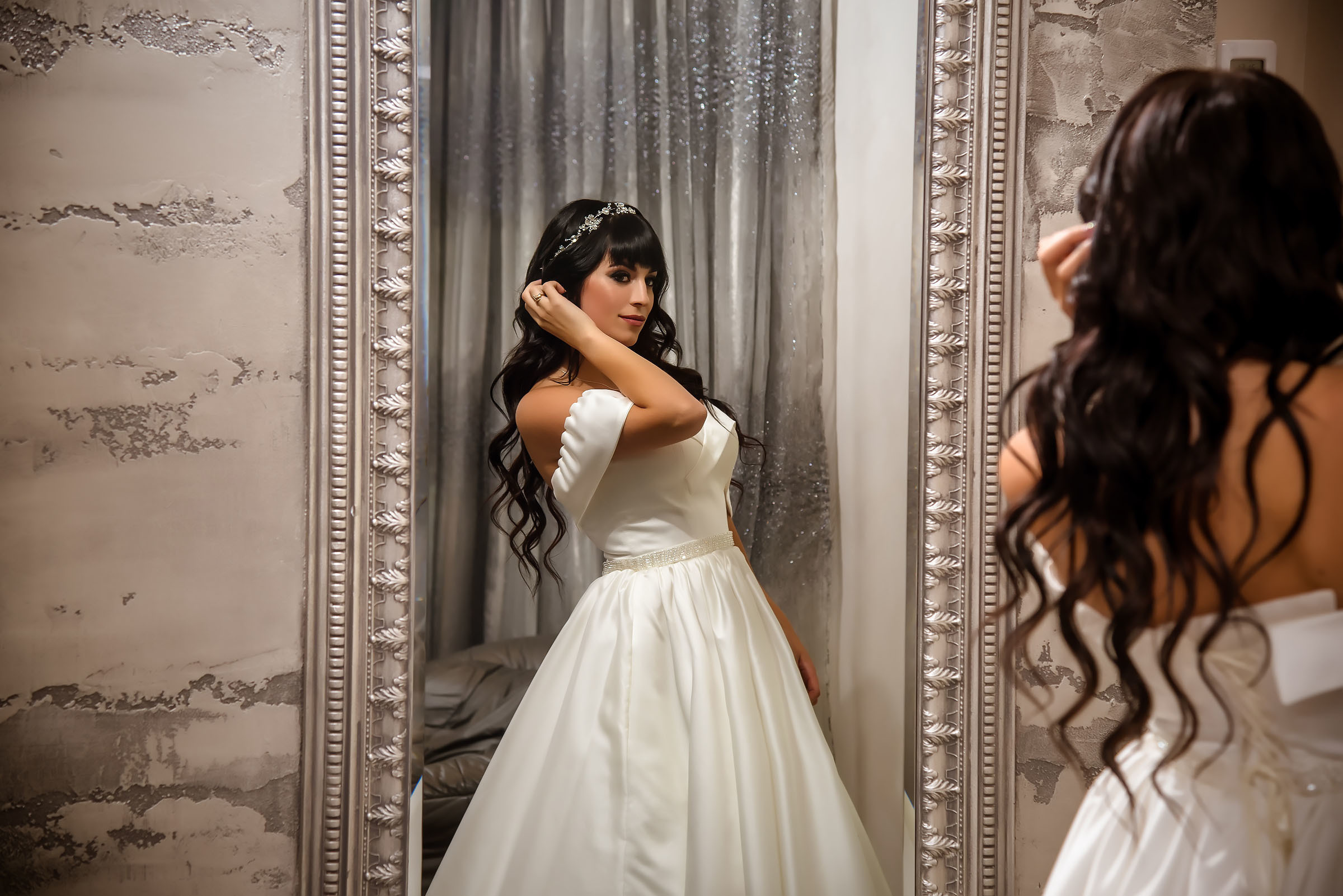 Фотосессия свадьбы в лесу и театре. Фотограф Ромуальд Рубенис и Артемий Сташанс