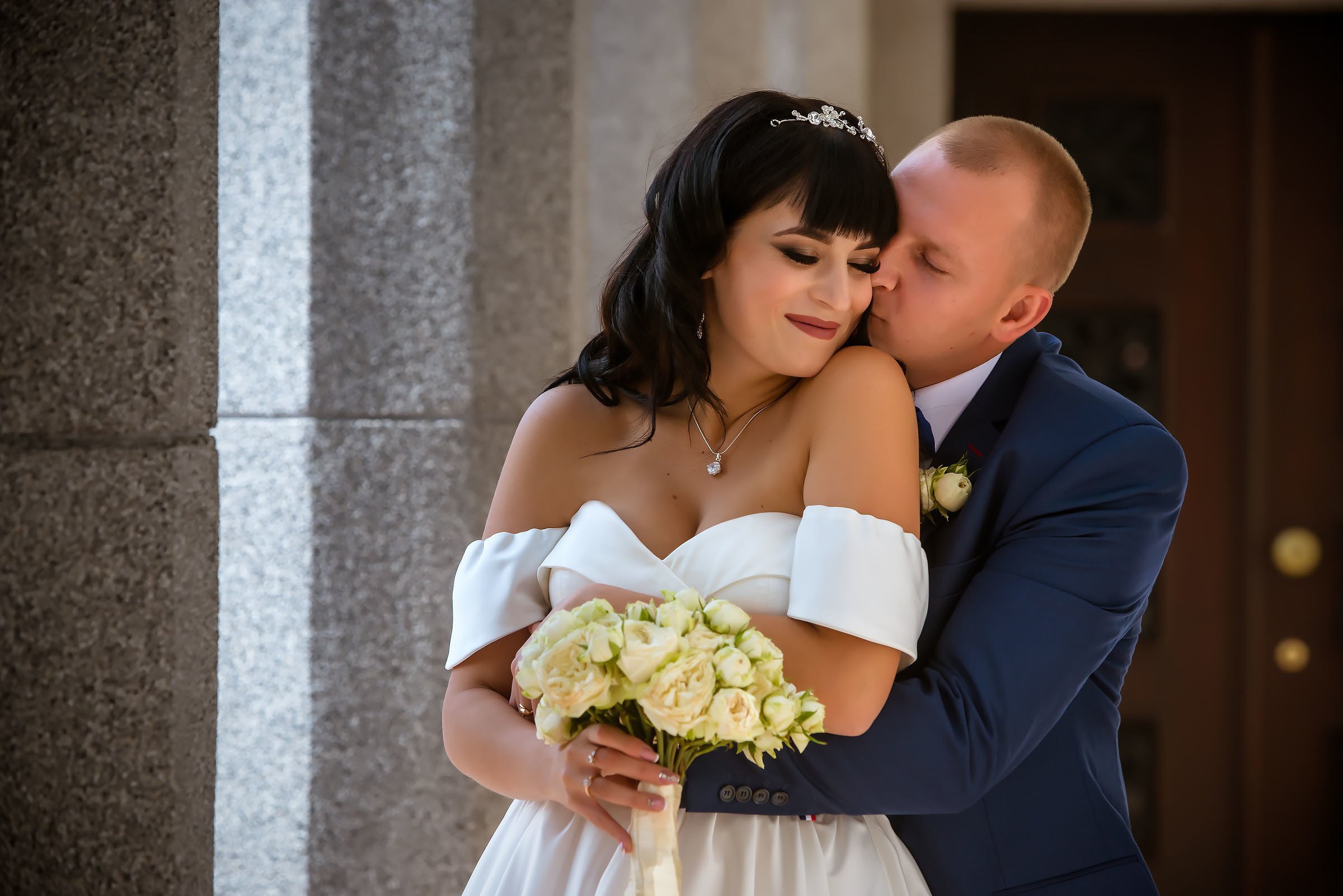 Фотосессия свадьбы в лесу и театре. Фотограф Ромуальд Рубенис и Артемий Сташанс