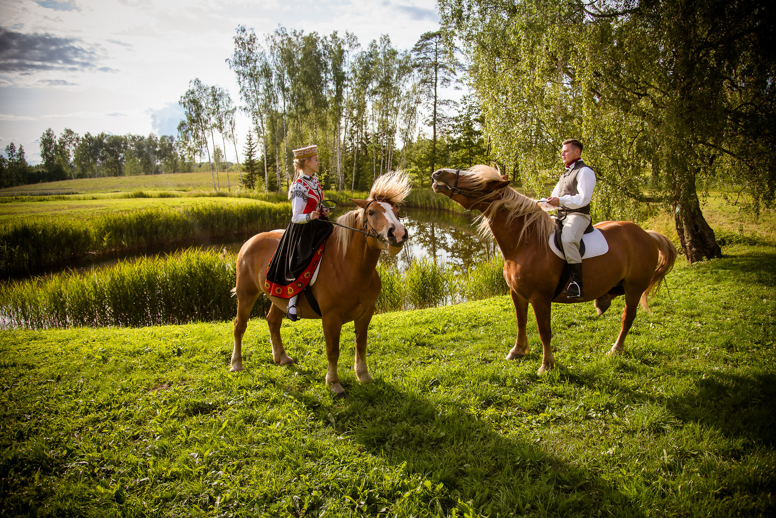 Фотосет на лошадях в Клаюми. Фотограф Ромуальд Рубенис и Артемий Сташанс