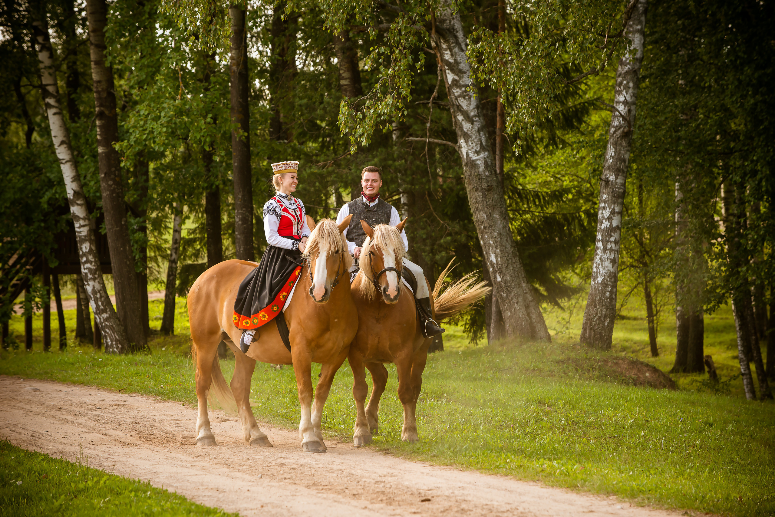 Фотосет на лошадях в Клаюми. Фотограф Ромуальд Рубенис и Артемий Сташанс