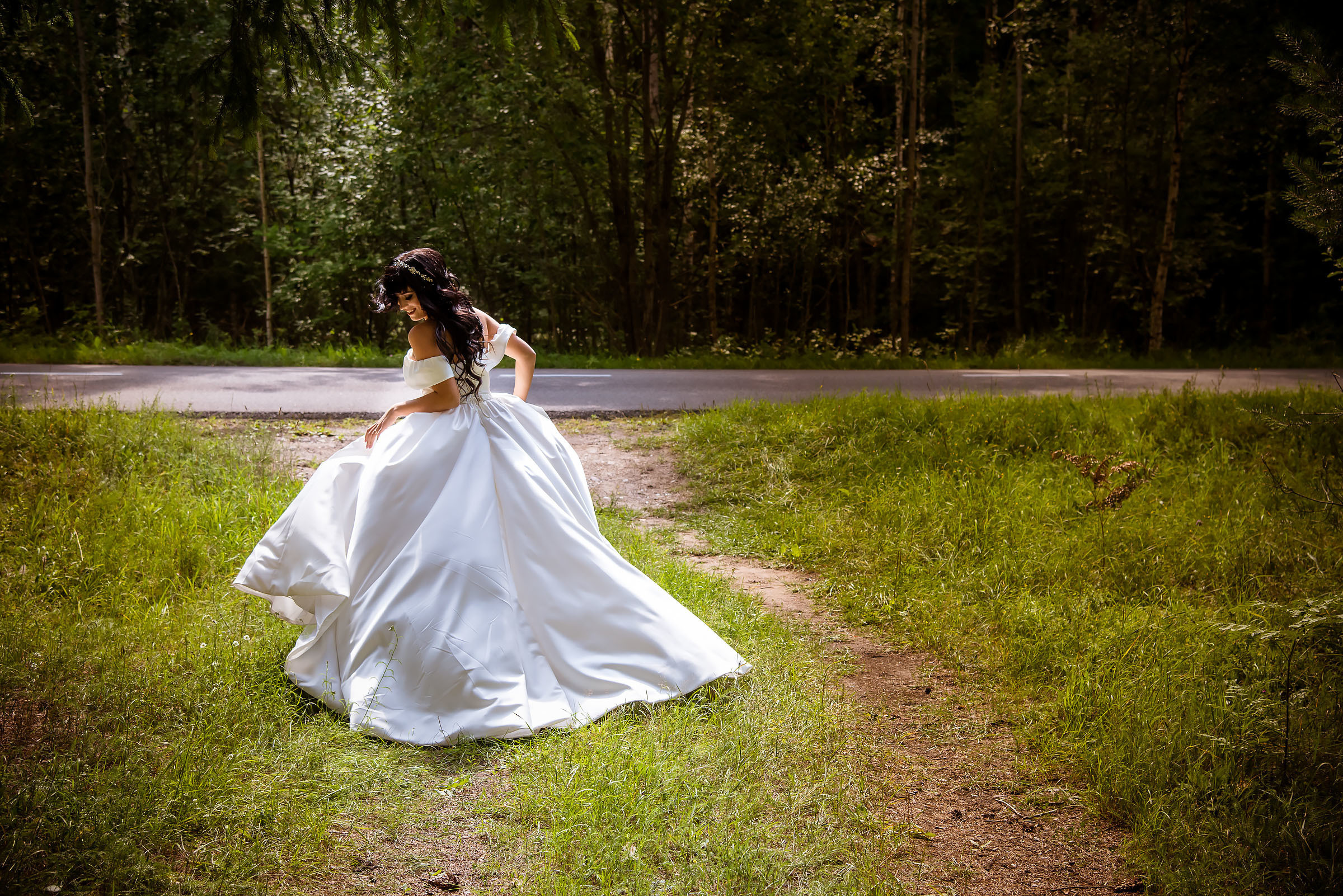 Фотосессия свадьбы в лесу и театре. Фотограф Ромуальд Рубенис и Артемий Сташанс