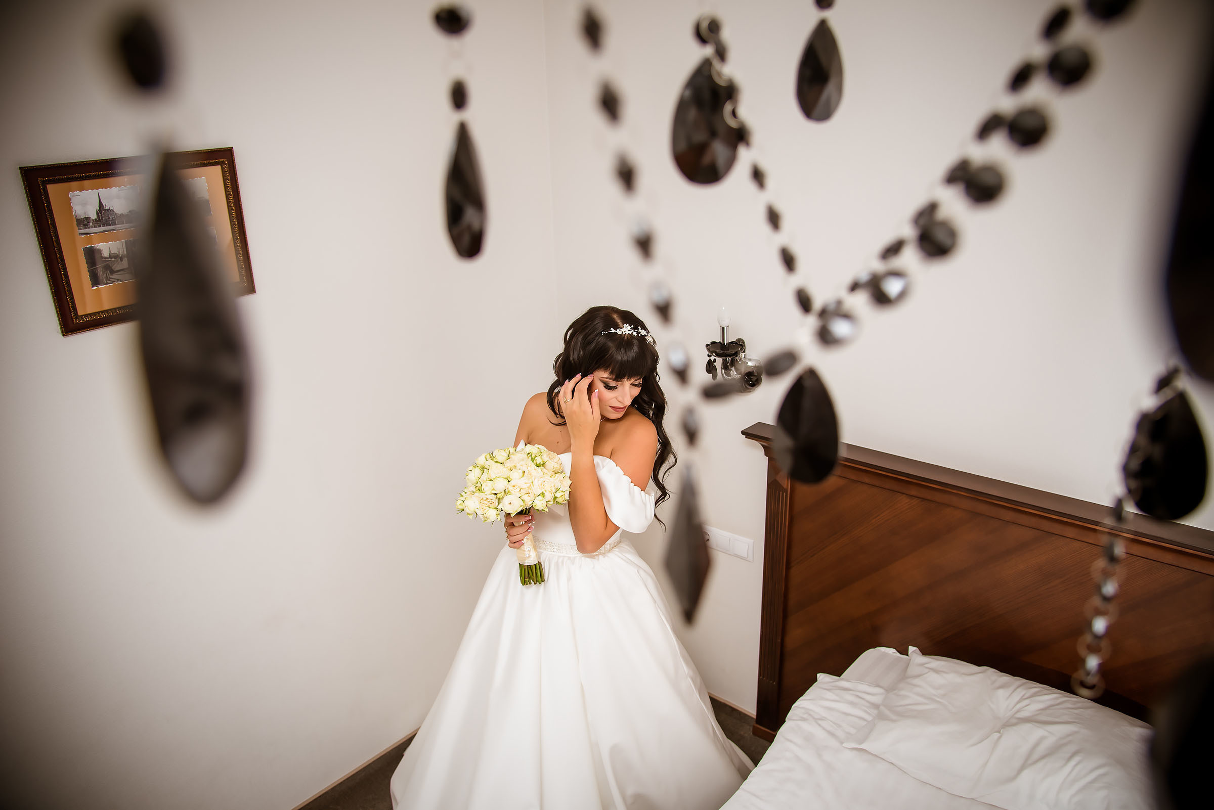 Фотосессия свадьбы в лесу и театре. Фотограф Ромуальд Рубенис и Артемий Сташанс