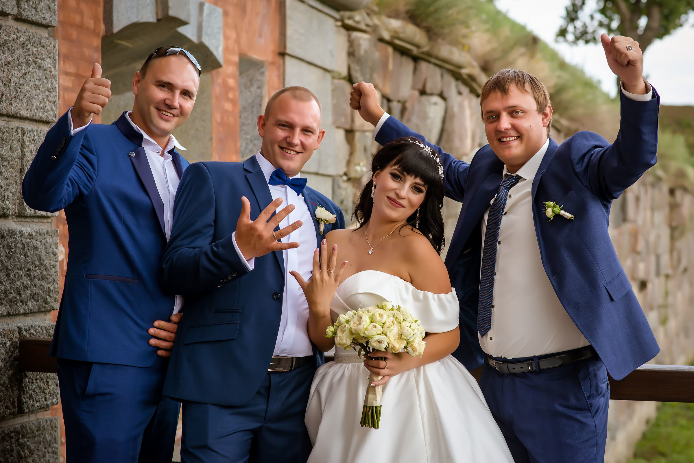 Фотосессия свадьбы в лесу и театре. Фотограф Ромуальд Рубенис и Артемий Сташанс