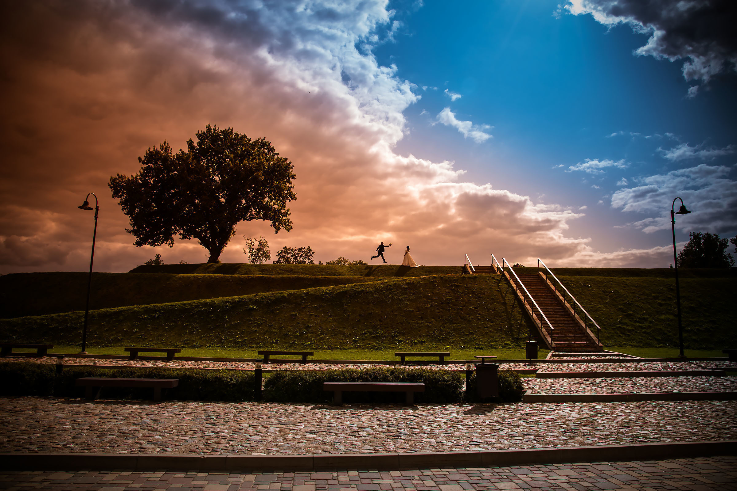 Фотосессия свадьбы в лесу и театре. Фотограф Ромуальд Рубенис и Артемий Сташанс