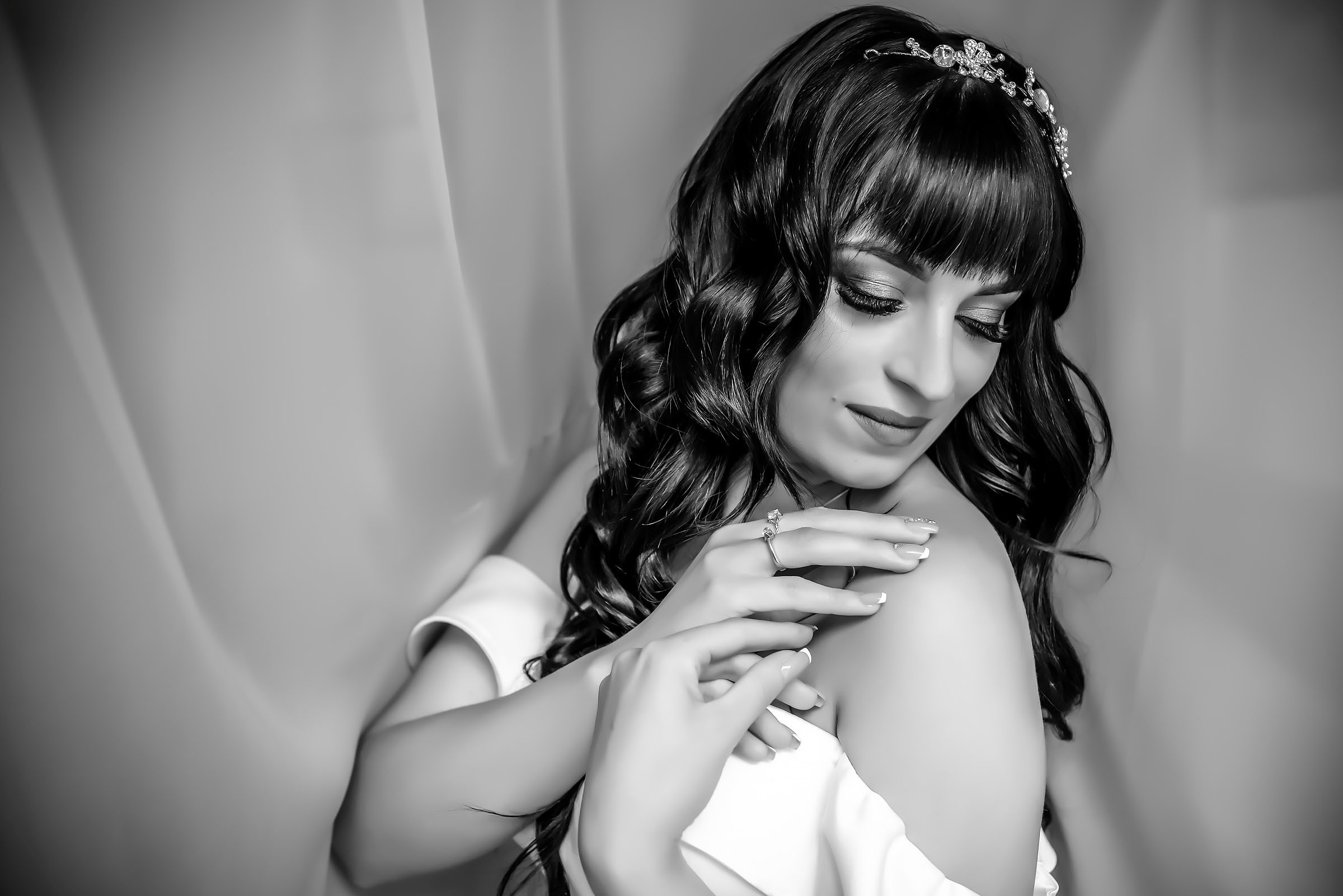 Фотосессия свадьбы в лесу и театре. Фотограф Ромуальд Рубенис и Артемий Сташанс