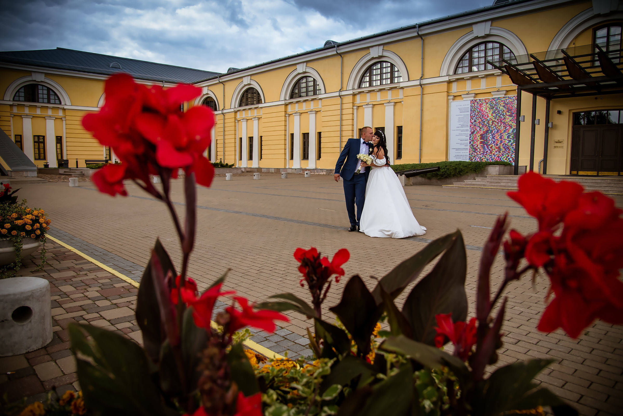 Фотосессия свадьбы в лесу и театре. Фотограф Ромуальд Рубенис и Артемий Сташанс