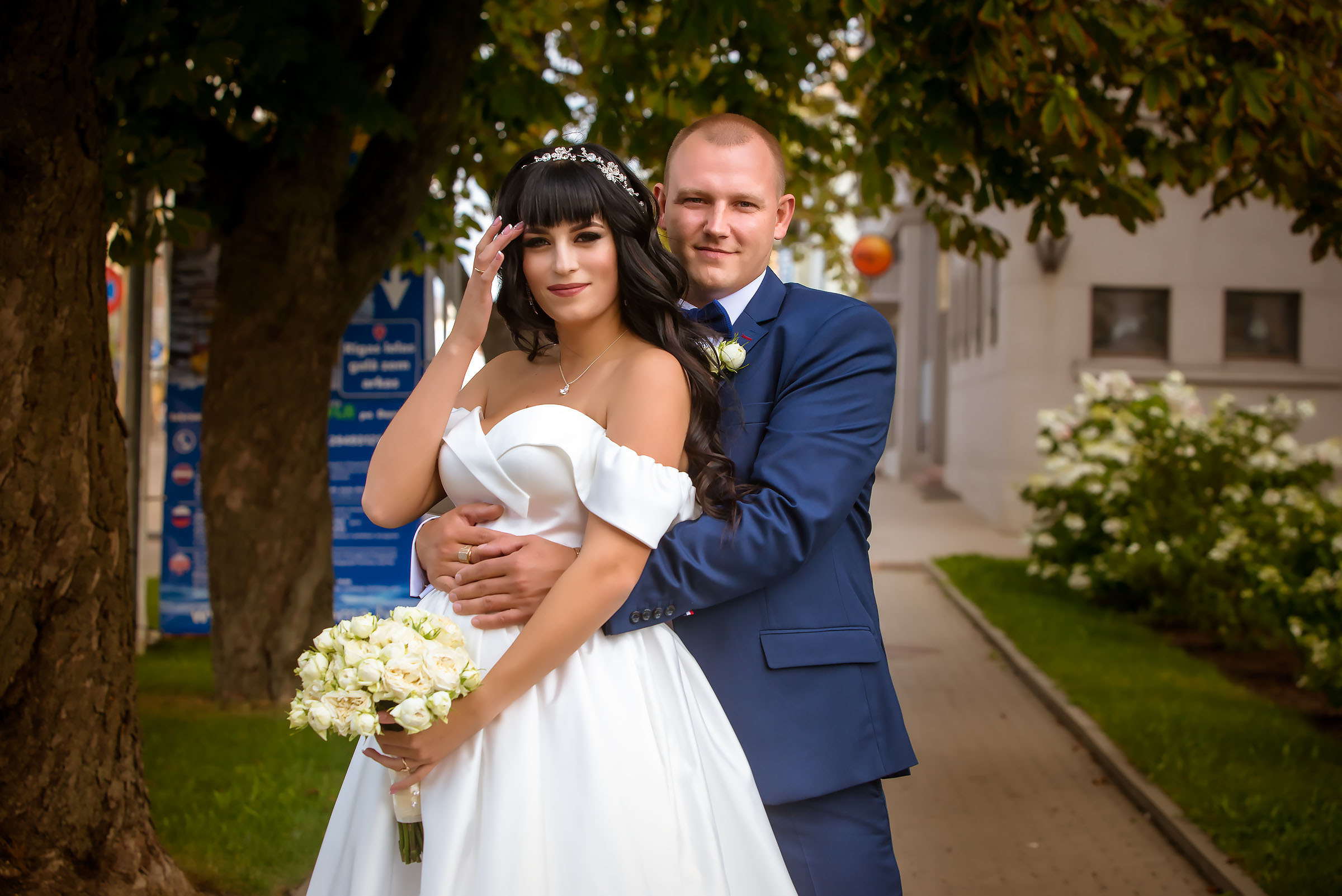 Фотосессия свадьбы в лесу и театре. Фотограф Ромуальд Рубенис и Артемий Сташанс