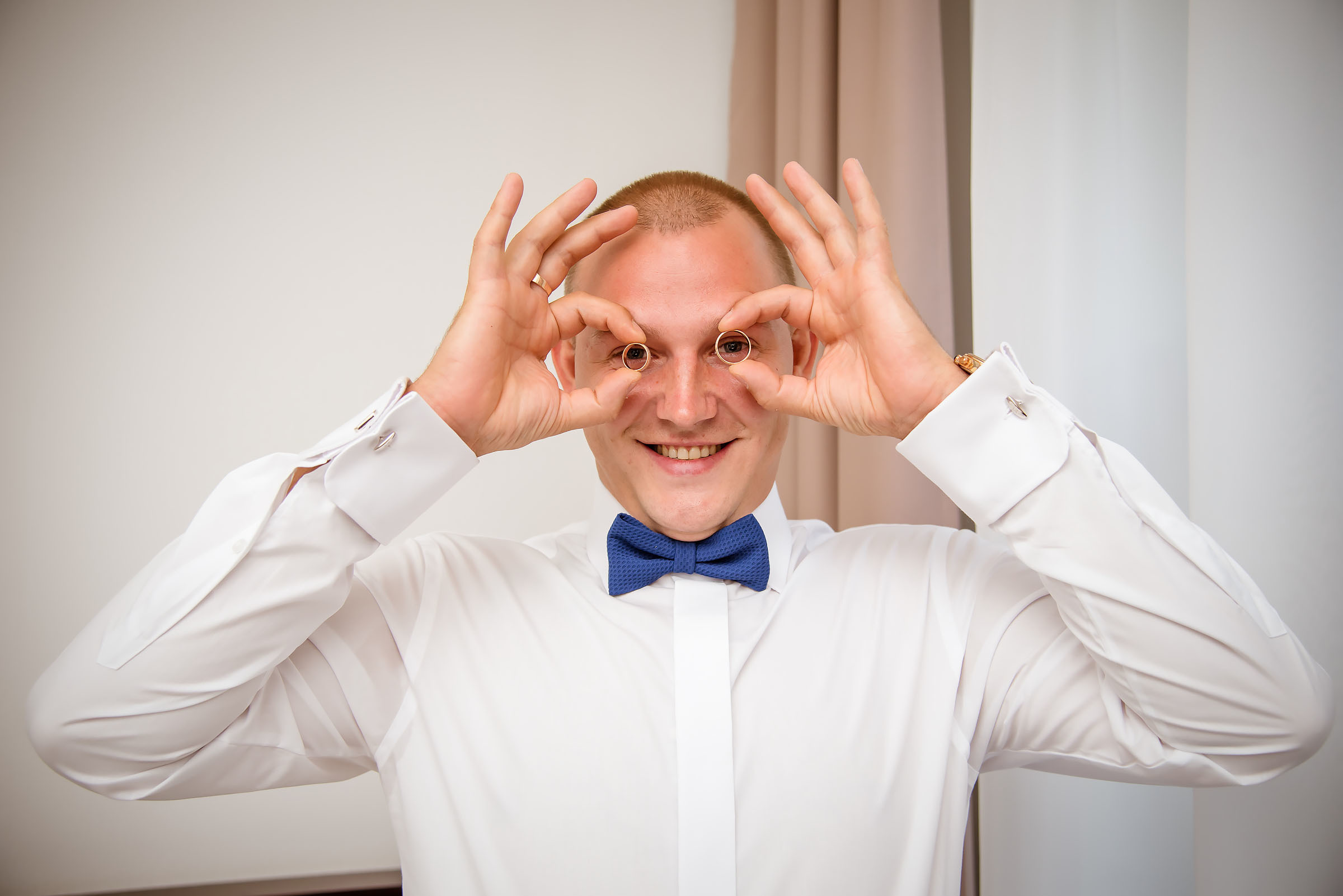 Фотосессия свадьбы в лесу и театре. Фотограф Ромуальд Рубенис и Артемий Сташанс