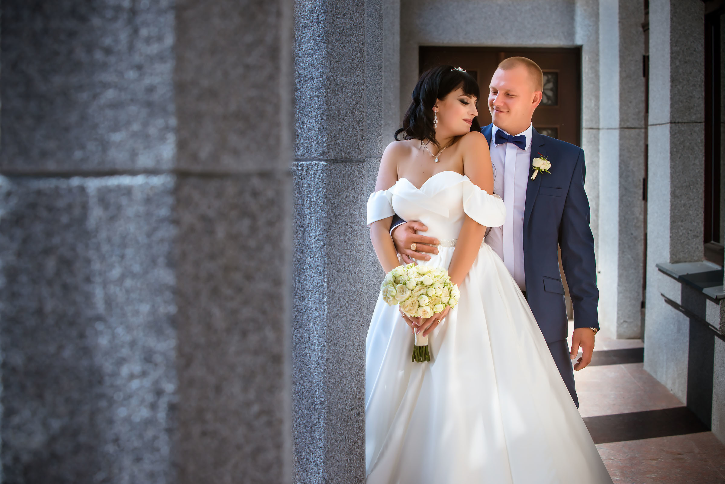 Фотосессия свадьбы в лесу и театре. Фотограф Ромуальд Рубенис и Артемий Сташанс