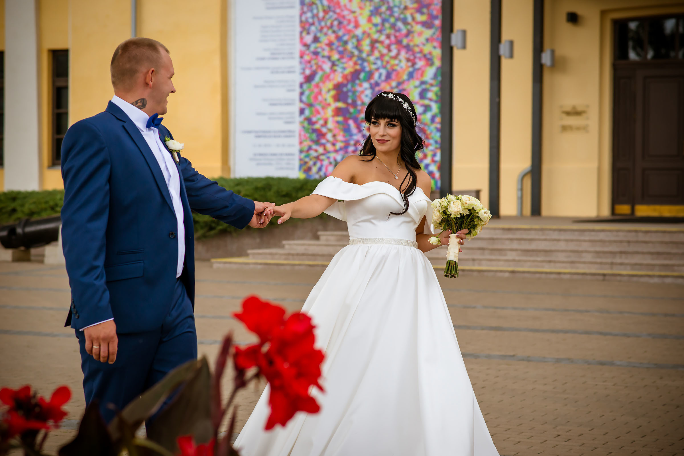 Фотосессия свадьбы в лесу и театре. Фотограф Ромуальд Рубенис и Артемий Сташанс