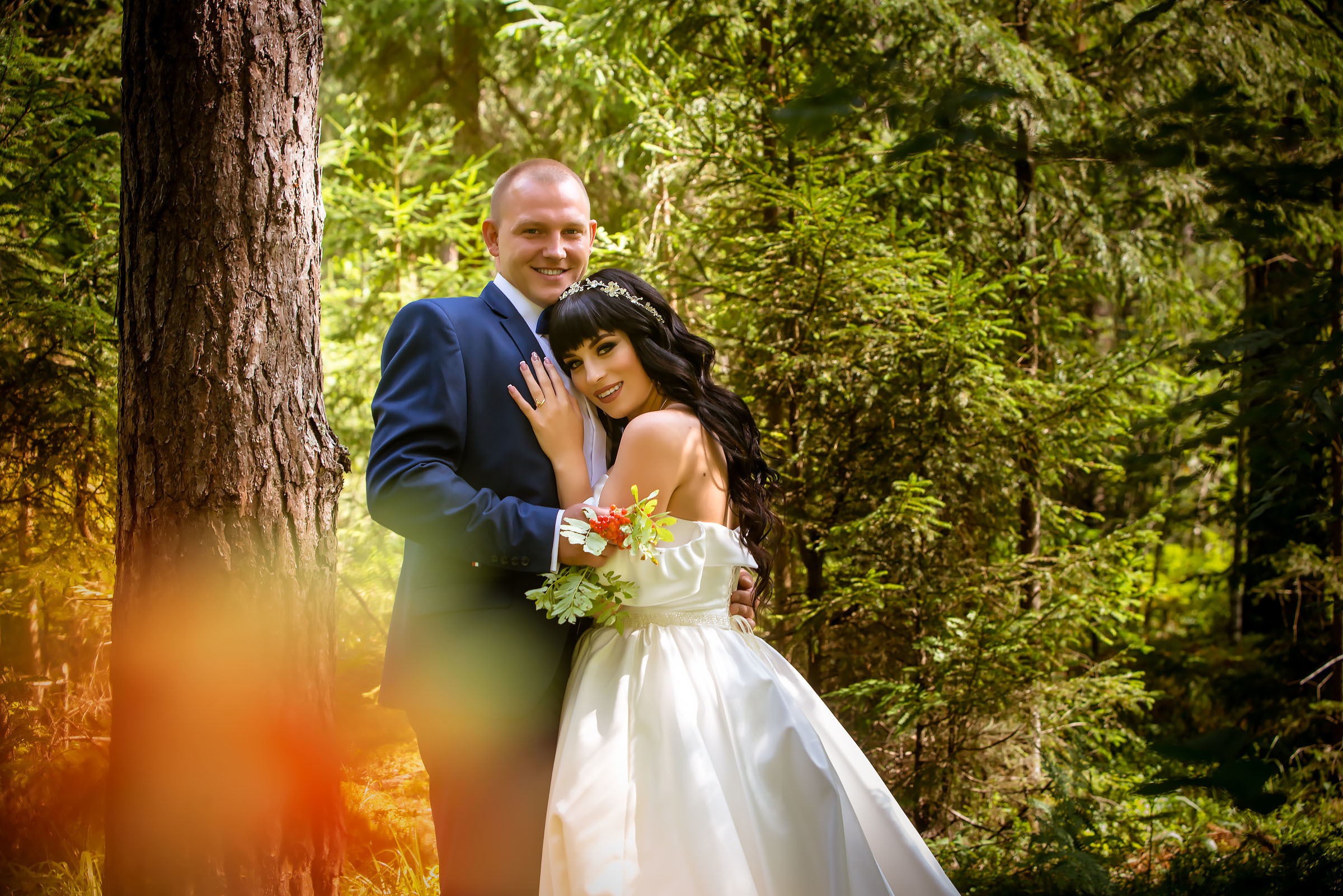 Фотосессия свадьбы в лесу и театре. Фотограф Ромуальд Рубенис и Артемий Сташанс