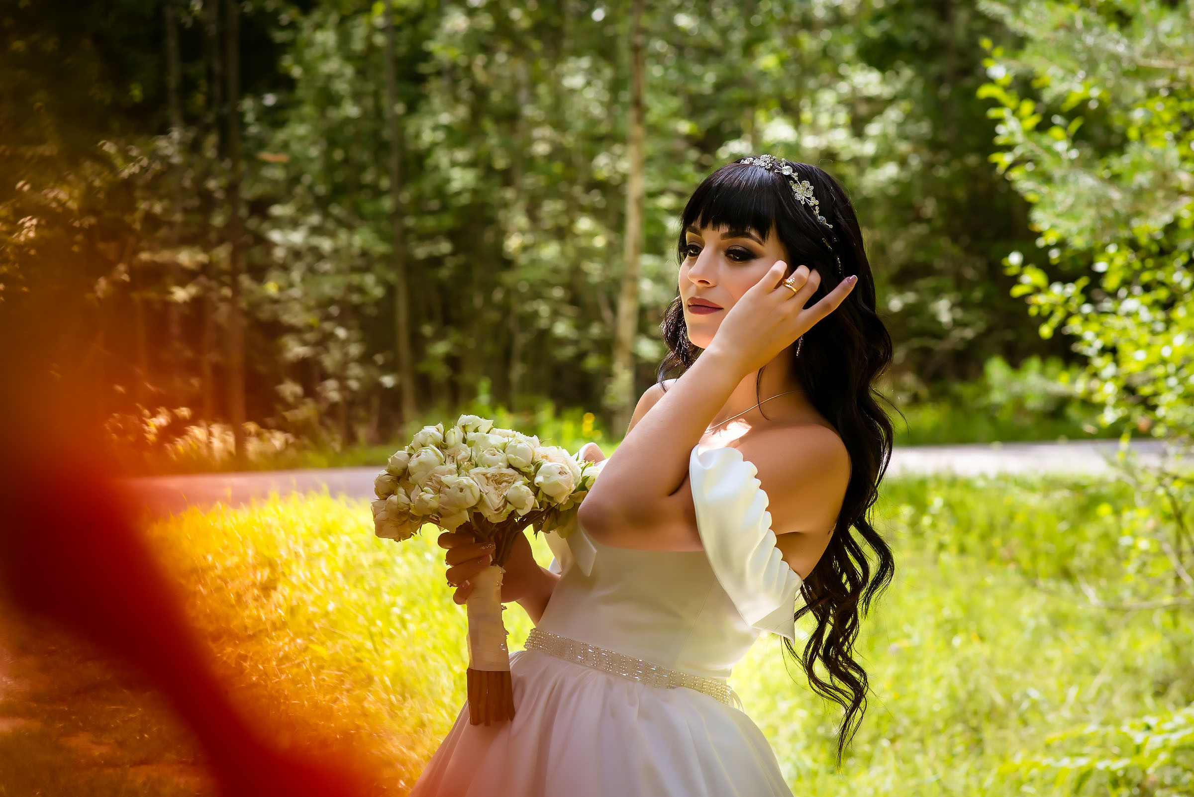 Фотосессия свадьбы в лесу и театре. Фотограф Ромуальд Рубенис и Артемий Сташанс