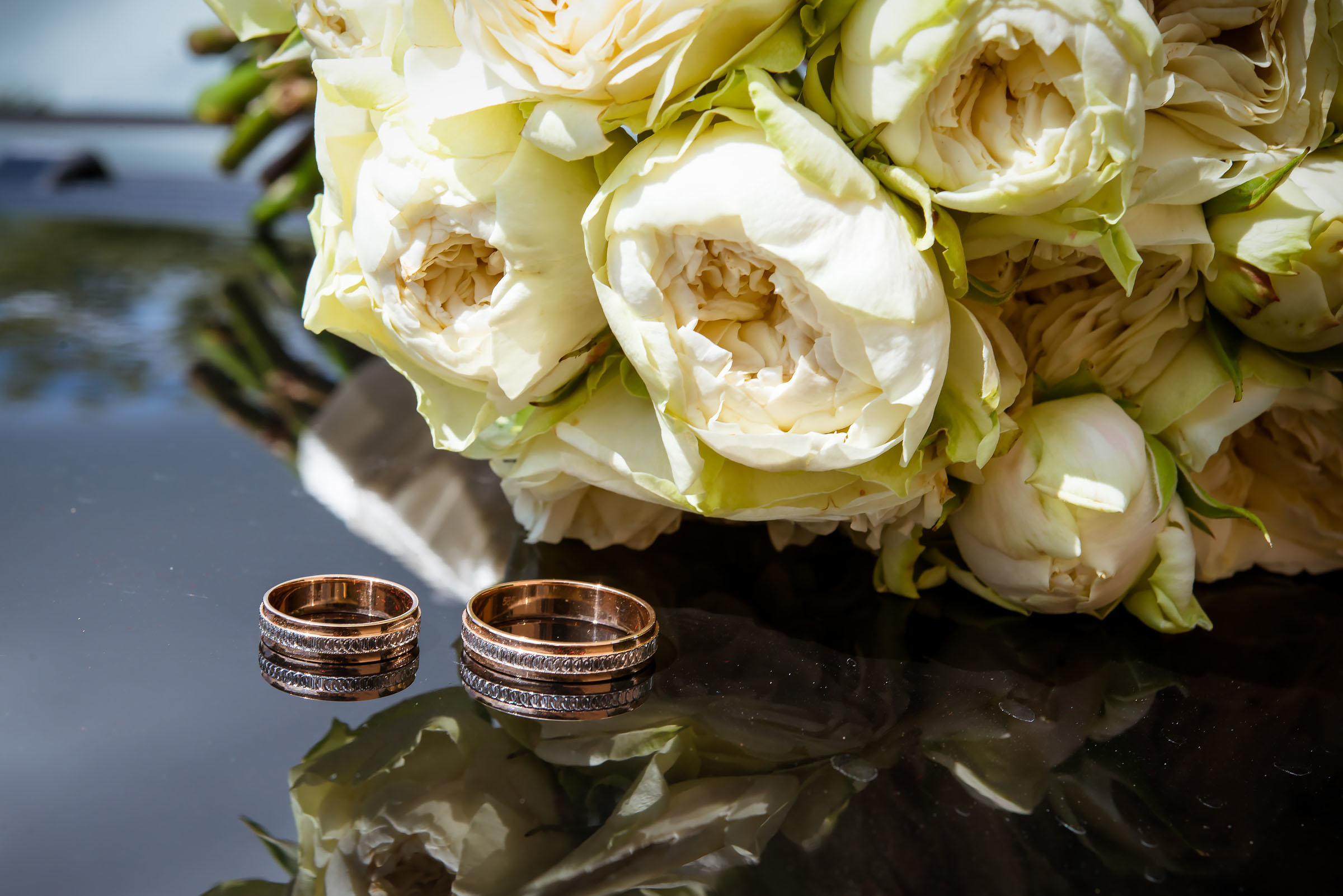 Фотосессия свадьбы в лесу и театре. Фотограф Ромуальд Рубенис и Артемий Сташанс