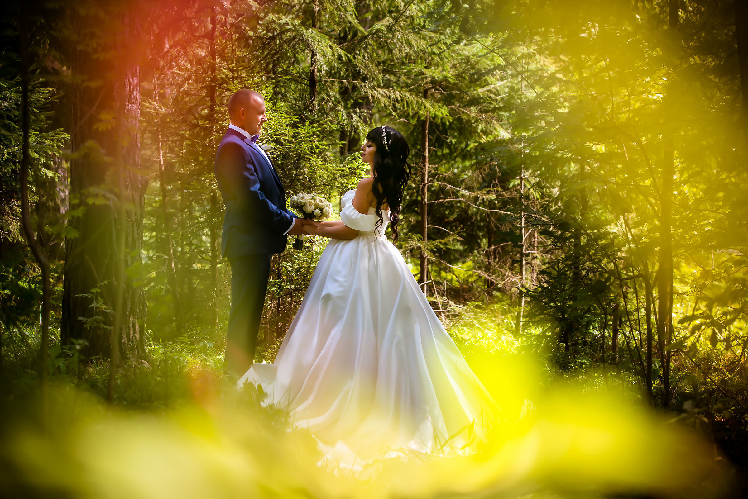 Фотосессия свадьбы в лесу и театре. Фотограф Ромуальд Рубенис и Артемий Сташанс