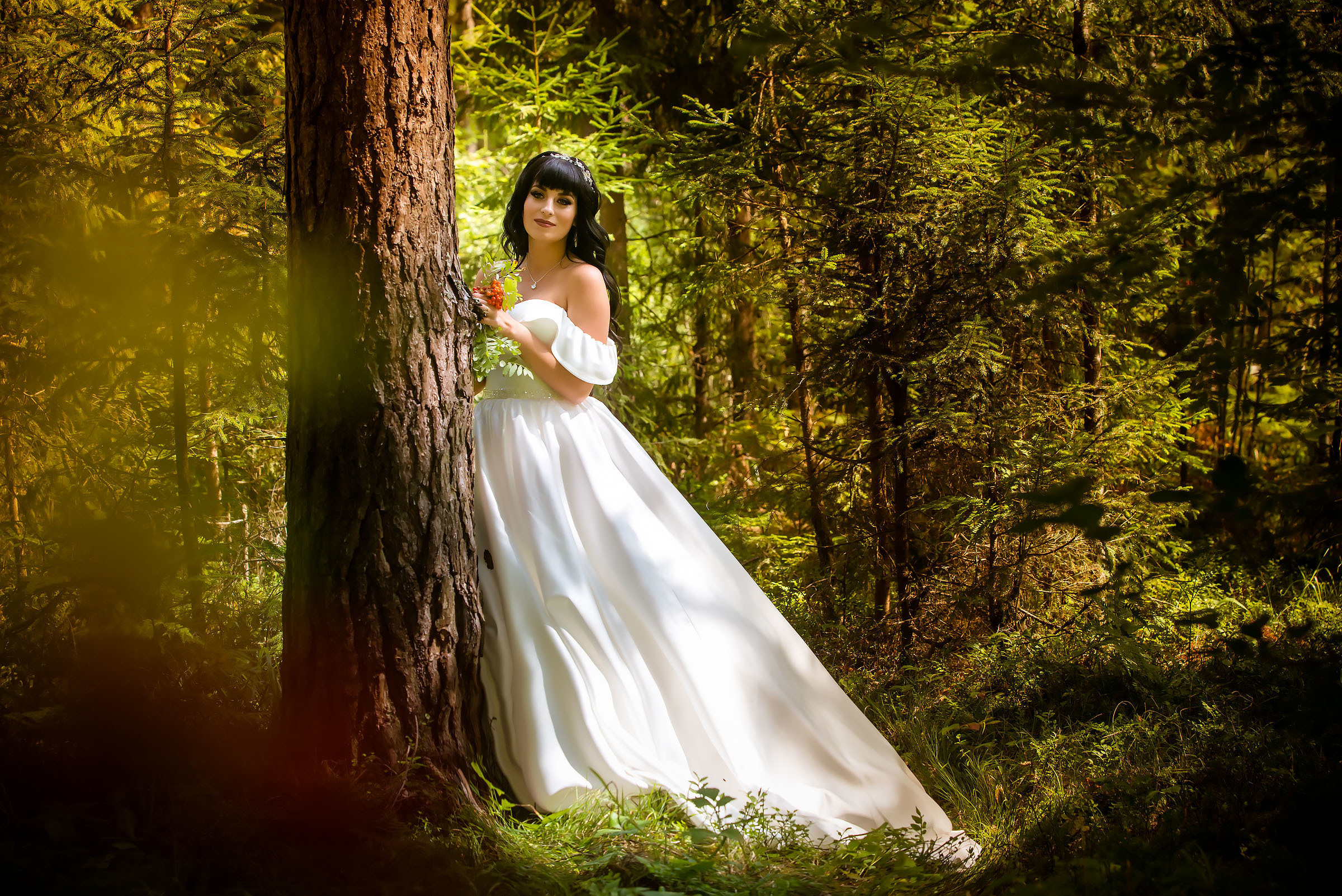 Фотосессия свадьбы в лесу и театре. Фотограф Ромуальд Рубенис и Артемий Сташанс