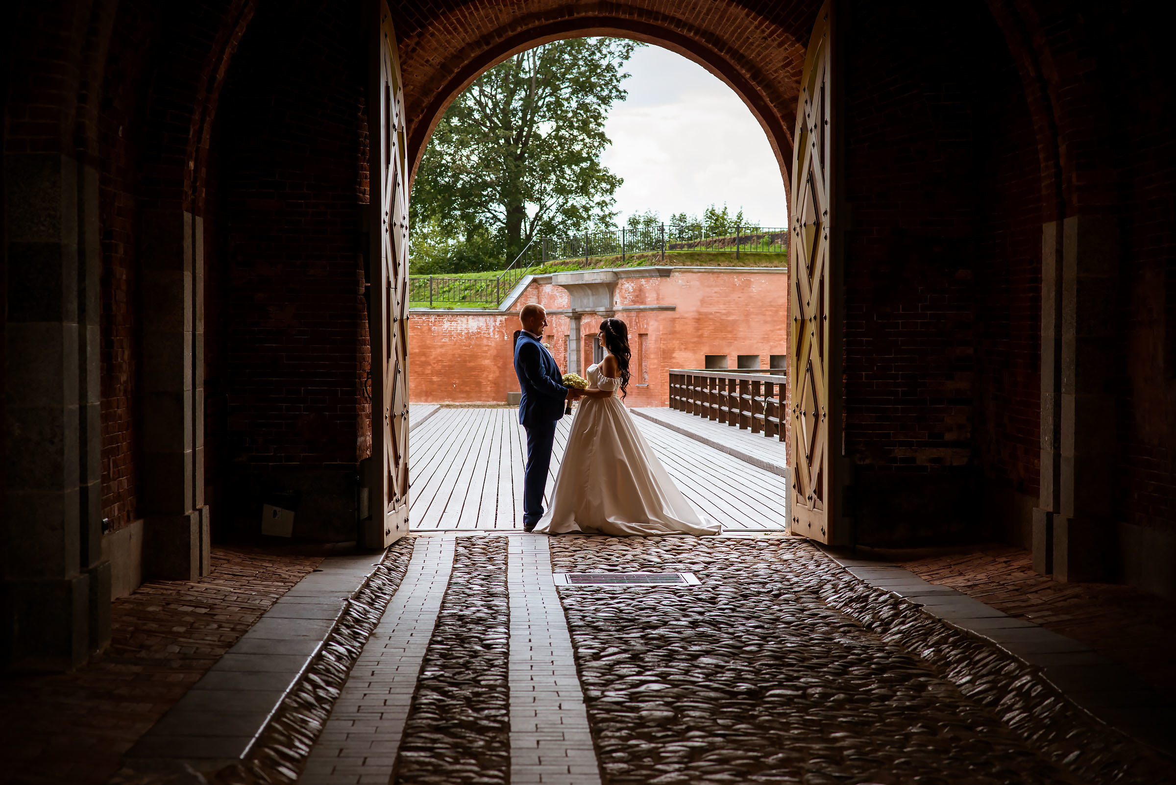 Фотосессия свадьбы в лесу и театре. Фотограф Ромуальд Рубенис и Артемий Сташанс