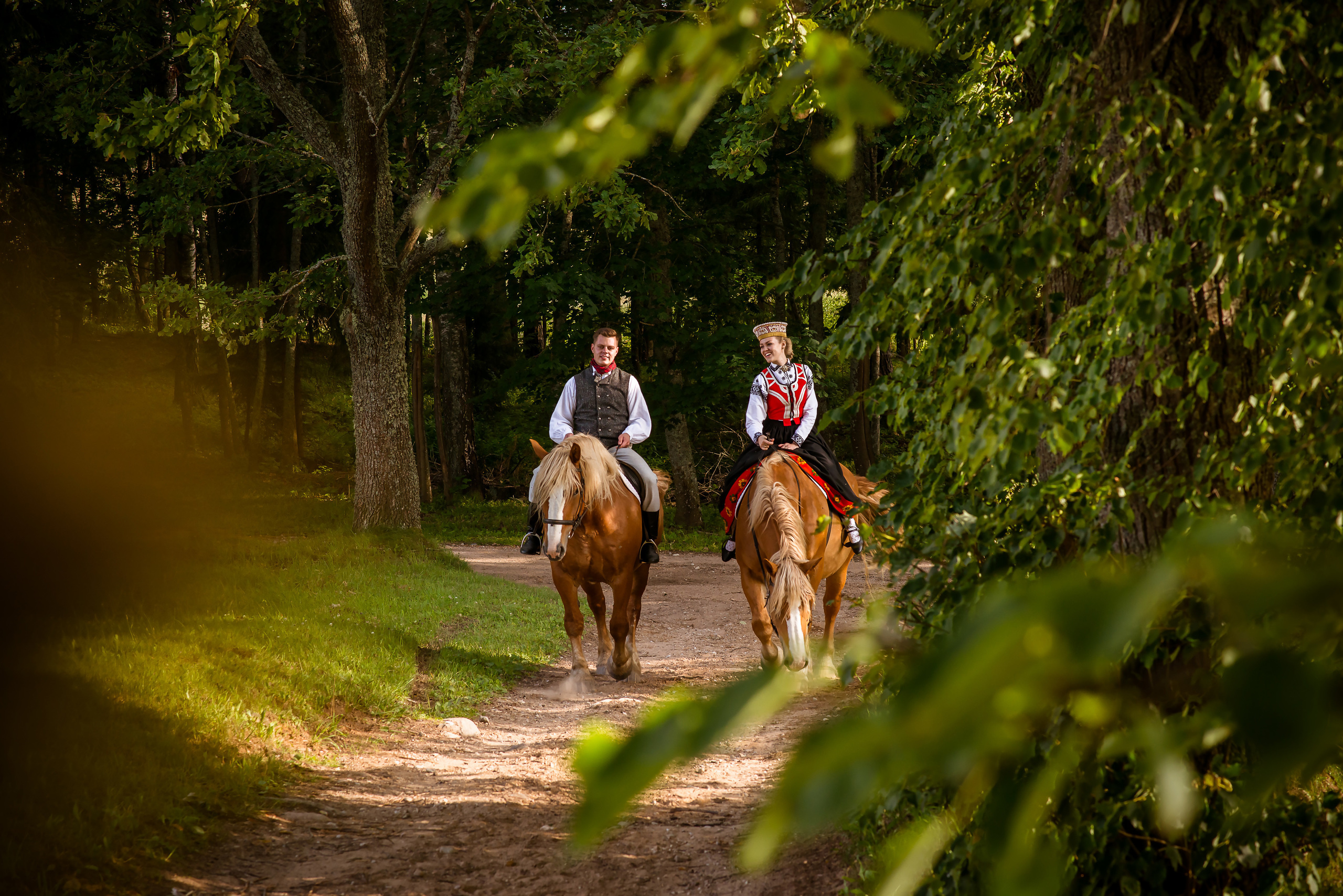 Фотосет на лошадях в Клаюми. Фотограф Ромуальд Рубенис и Артемий Сташанс