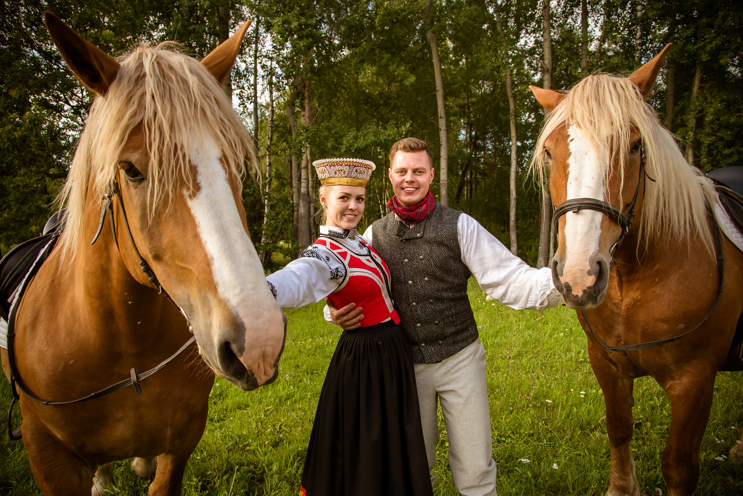Фотосет на лошадях в Клаюми. Фотограф Ромуальд Рубенис и Артемий Сташанс