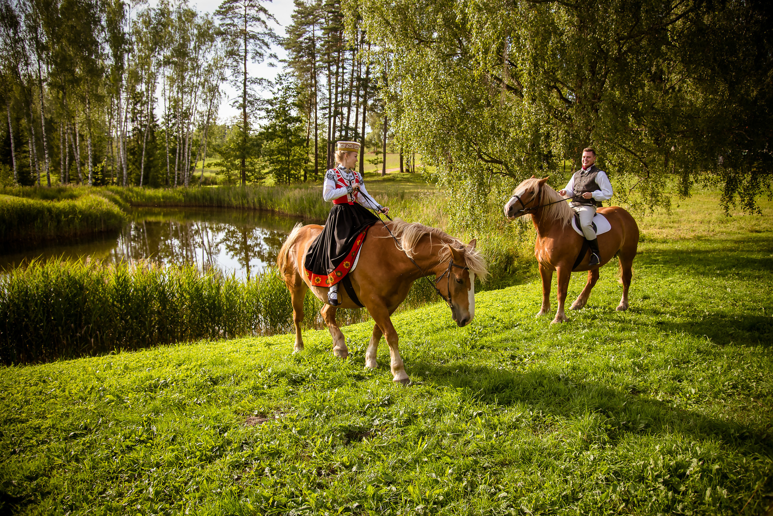 Фотосет на лошадях в Клаюми. Фотограф Ромуальд Рубенис и Артемий Сташанс